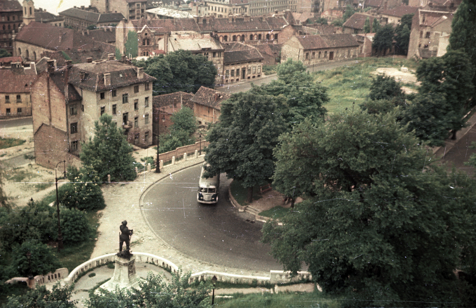 Hungary, Halászbástya, Budapest I., kilátás Hunyadi János szobra és a Hunyadi János úti hajtűkanyar felé., 1957, Horváth Miklós dr, bus, Budapest, colorful, Fortepan #129331