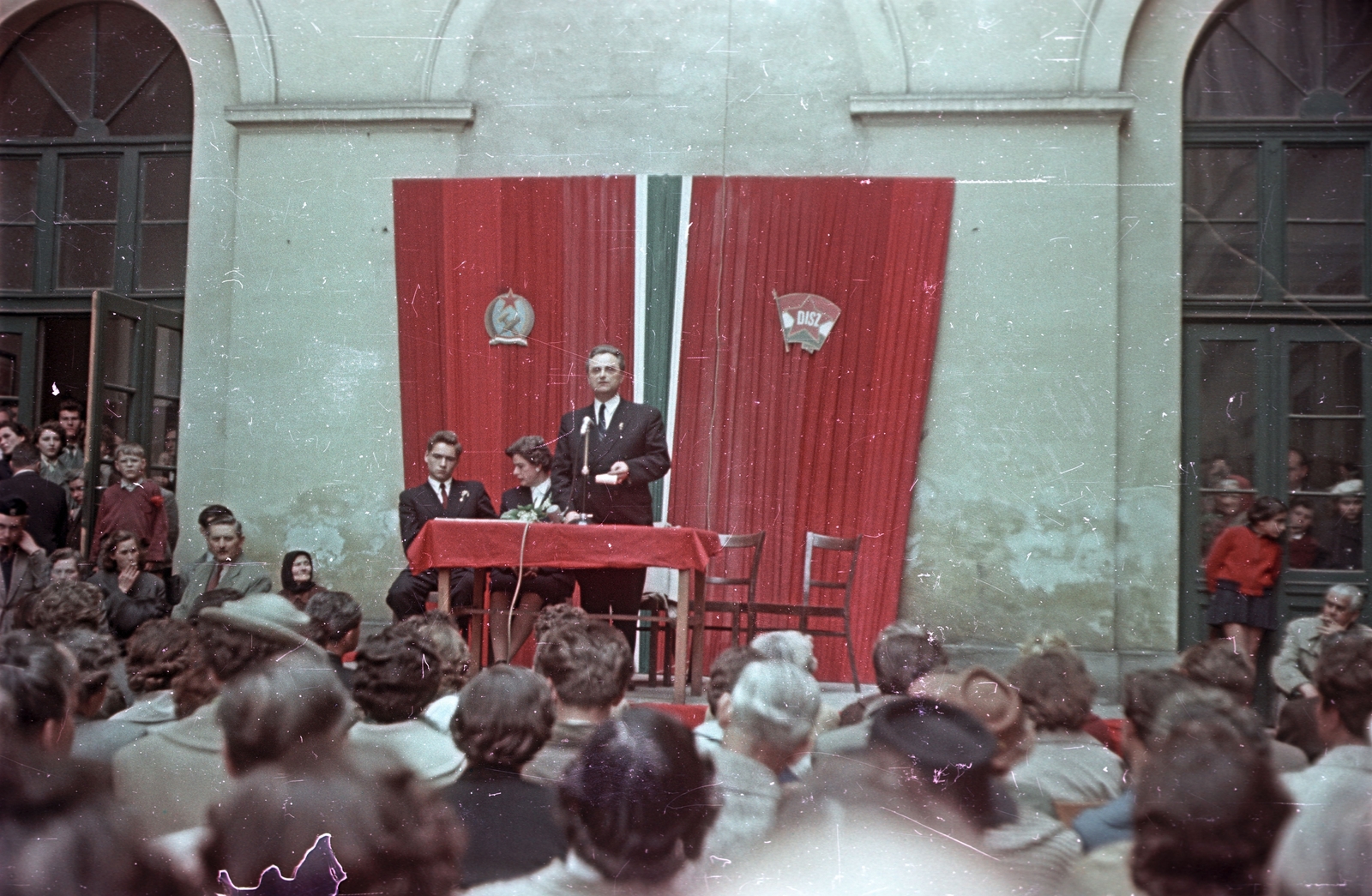 Hungary, Budapest V., Reáltanoda utca, Eötvös József Gimnázium. Évzáró ünnepség, a mikrofonnál dr. Donászy Ferenc igazgató., 1955, Horváth Miklós dr, colorful, political decoration, meeting, Budapest, Fortepan #129335
