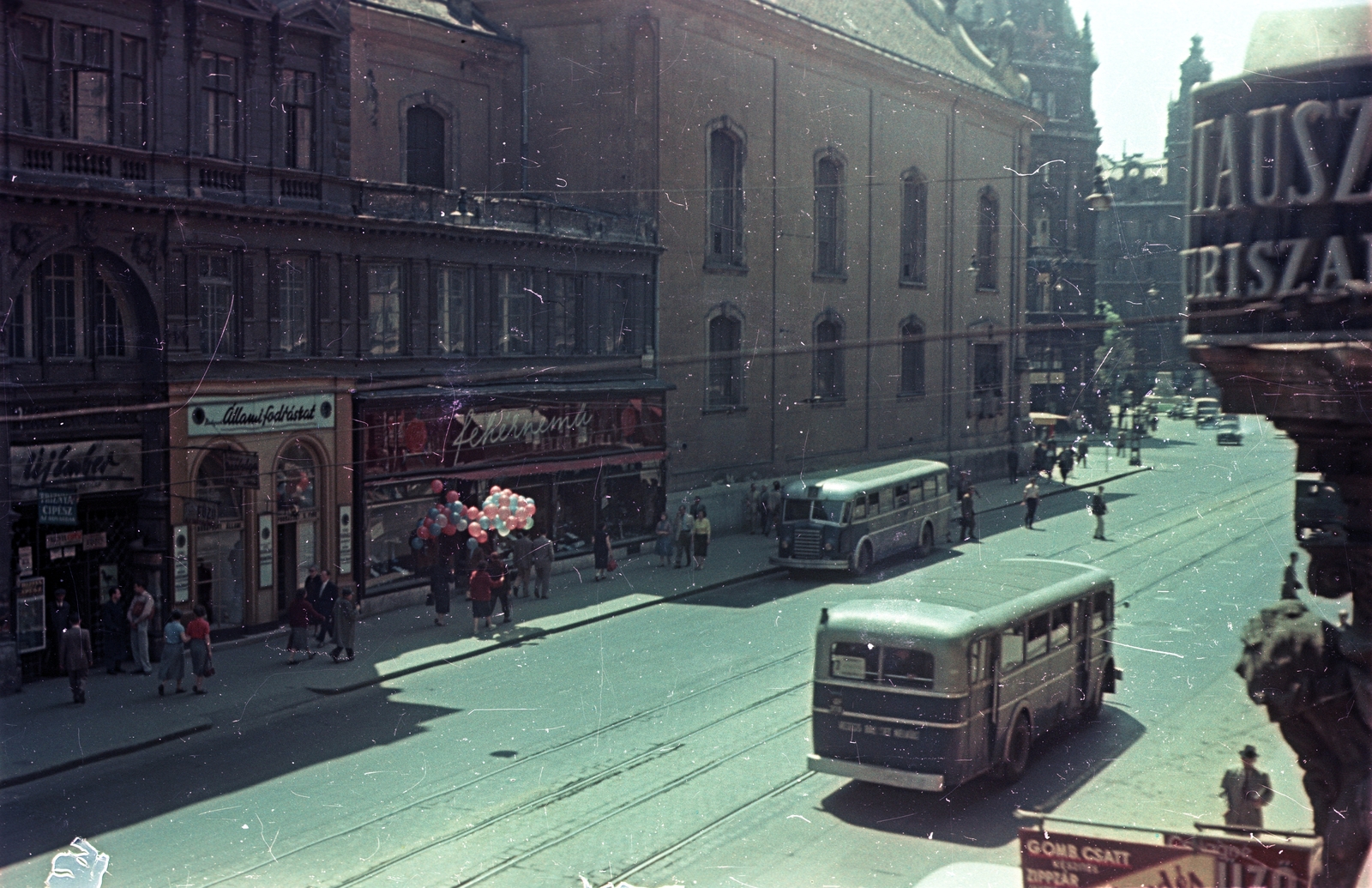Hungary, Budapest V., Kossuth Lajos utca a 6-os számú ház első emeleti erkélyéről a Ferenciek tere (Felszabadulás tér) felé nézve. Szemben a Belvárosi Ferences templom., 1955, Horváth Miklós dr, colorful, Budapest, Fortepan #129342