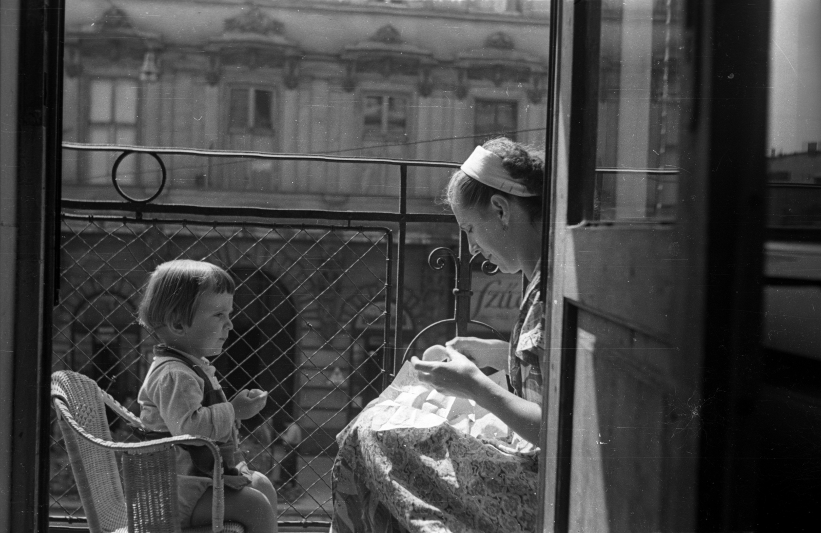 Hungary, Budapest V., a Kossuth Lajos utca a 6-os számú ház első emeleti erkélye., 1955, Horváth Miklós dr, Budapest, girl, balcony, mother, sunshine, Fortepan #129346