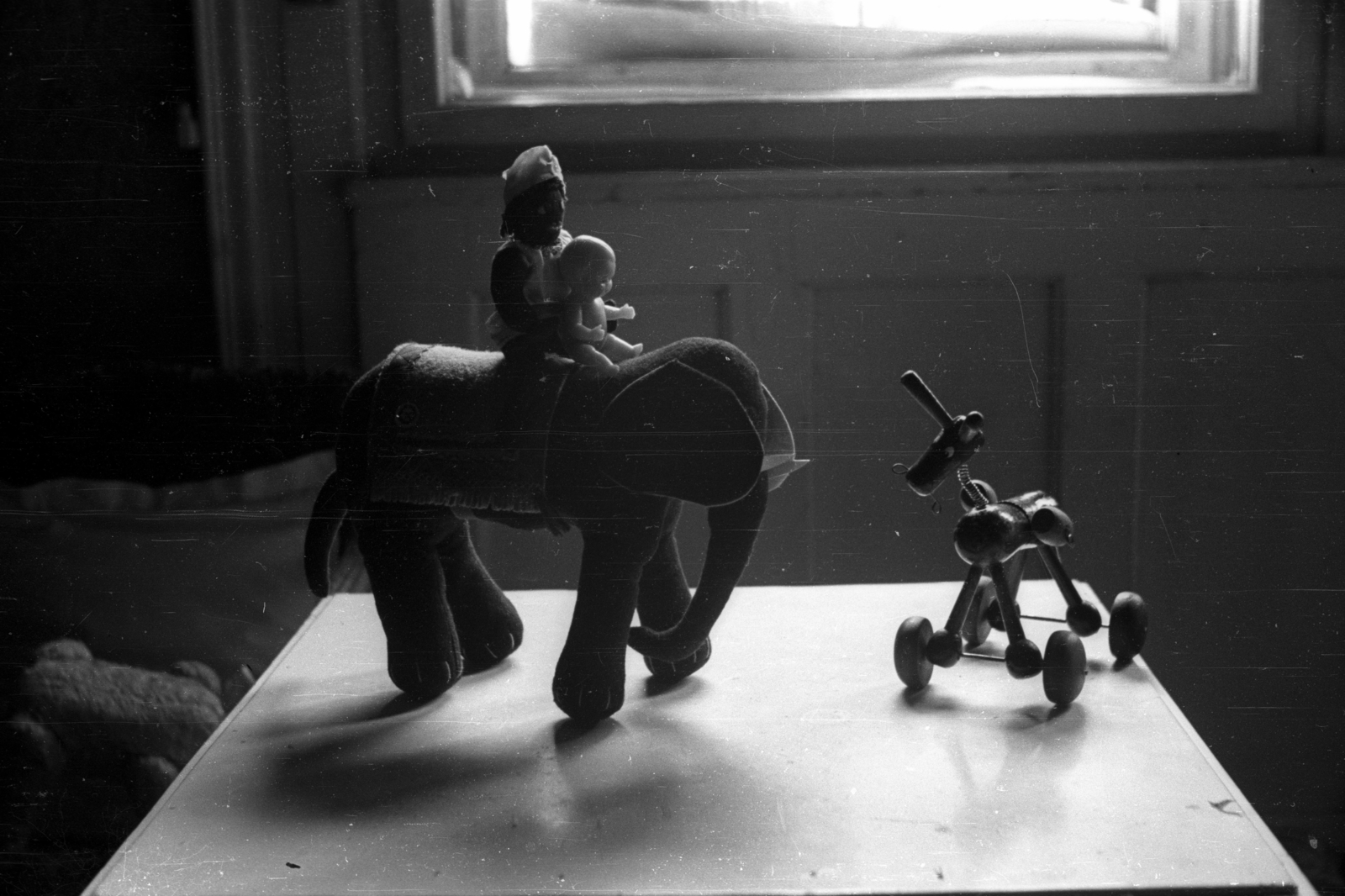 Hungary, Budapest V., a felvétel a Kossuth Lajos utca 6. egyik I. emeleti lakásában készült., 1955, Horváth Miklós dr, Budapest, toy animal, Fortepan #129348