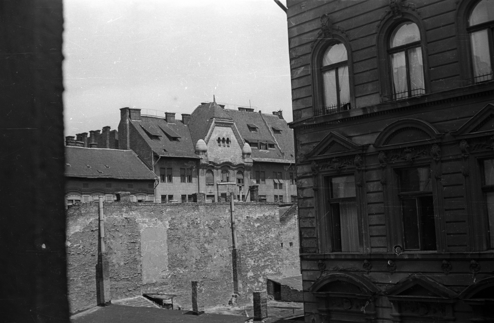 Hungary, Budapest XIII., kilátás a Hegedűs Gyula utca 4. számú ház egyik I. emeleti lakásából, jobbra a Hegedűs Gyula utca 7. számú ház, balra a háttérben a Katona József utca 17. és a Visegrádi utca 14. Katona József utca felé eső frontja., 1955, Horváth Miklós dr, Budapest, ashlar, window, brick wall, Fortepan #129353