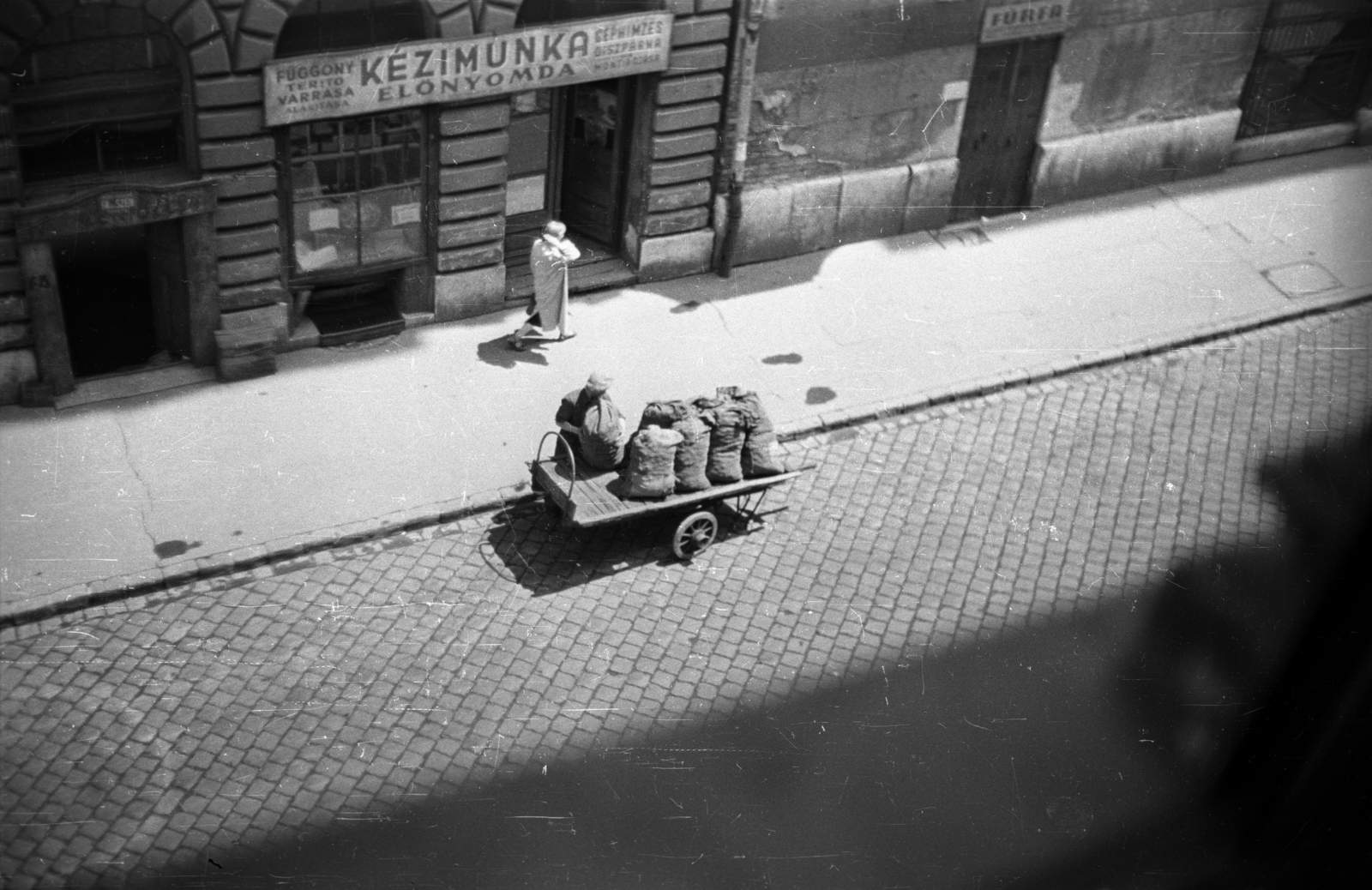 Hungary, Budapest XIII., kilátás a Hegedűs Gyula utca 4. számú ház egyik I. emeleti lakásából, szemben a Hegedűs Gyula utca 7. és 5. számú ház., 1955, Horváth Miklós dr, Budapest, sack, handbarrow, plan view, store display, Fortepan #129354