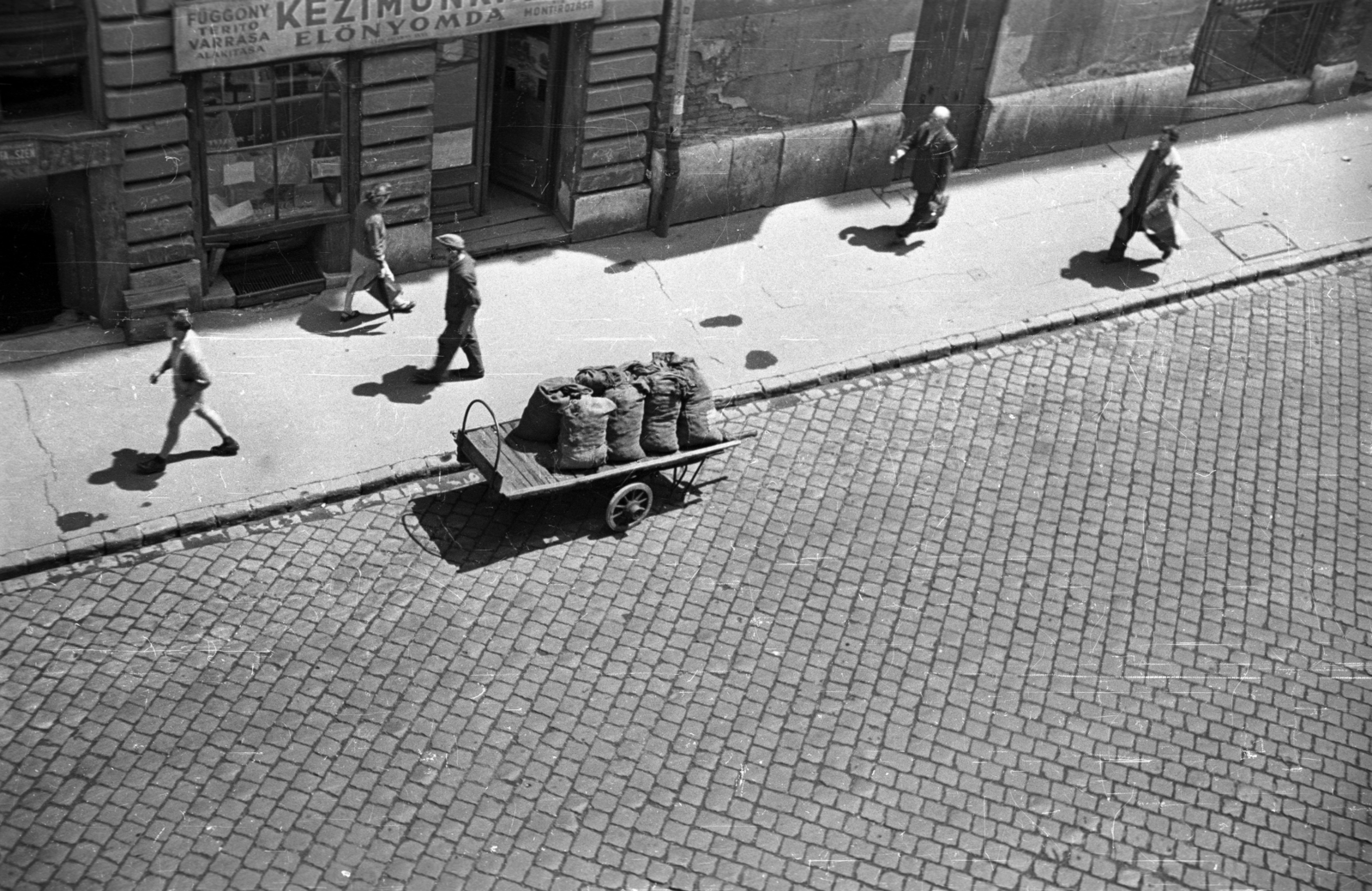 Hungary, Budapest XIII., kilátás a Hegedűs Gyula utca 4. számú ház egyik I. emeleti lakásából, szemben a Hegedűs Gyula utca 7. és 5. számú ház., 1955, Horváth Miklós dr, Budapest, cobblestones, sack, handbarrow, pedestrian, plan view, Fortepan #129355
