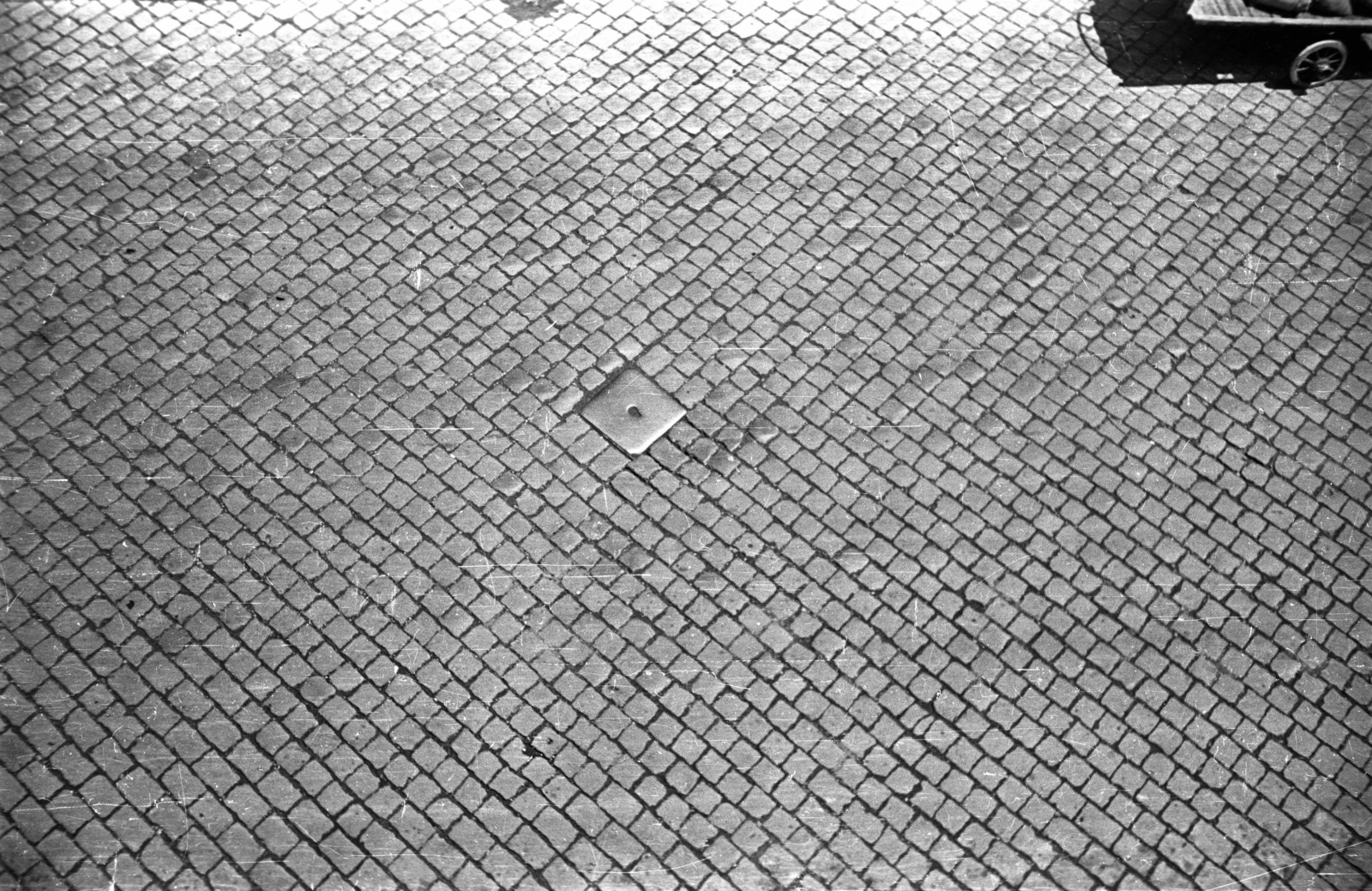 Hungary, Budapest XIII., kilátás a Hegedűs Gyula utca 4. számú ház egyik I. emeleti lakásából az utcára., 1955, Horváth Miklós dr, cobblestones, Budapest, Fortepan #129356