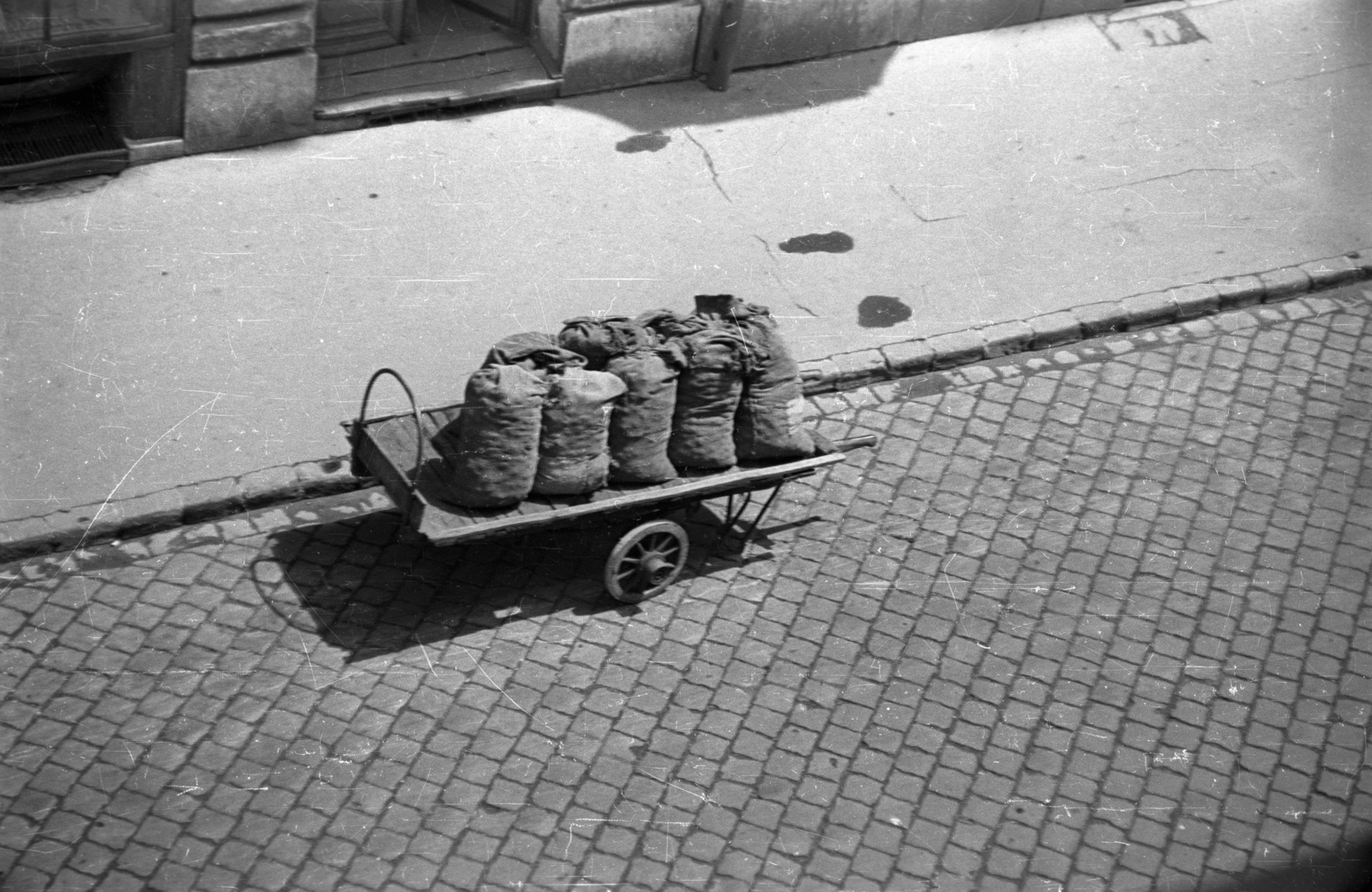 Hungary, Budapest XIII., kilátás a Hegedűs Gyula utca 4. számú ház egyik I. emeleti lakásából, szemben a Hegedűs Gyula utca 7. és 5. számú ház., 1955, Horváth Miklós dr, cobblestones, Budapest, bird's eye view, handbarrow, potato, sack, Fortepan #129357