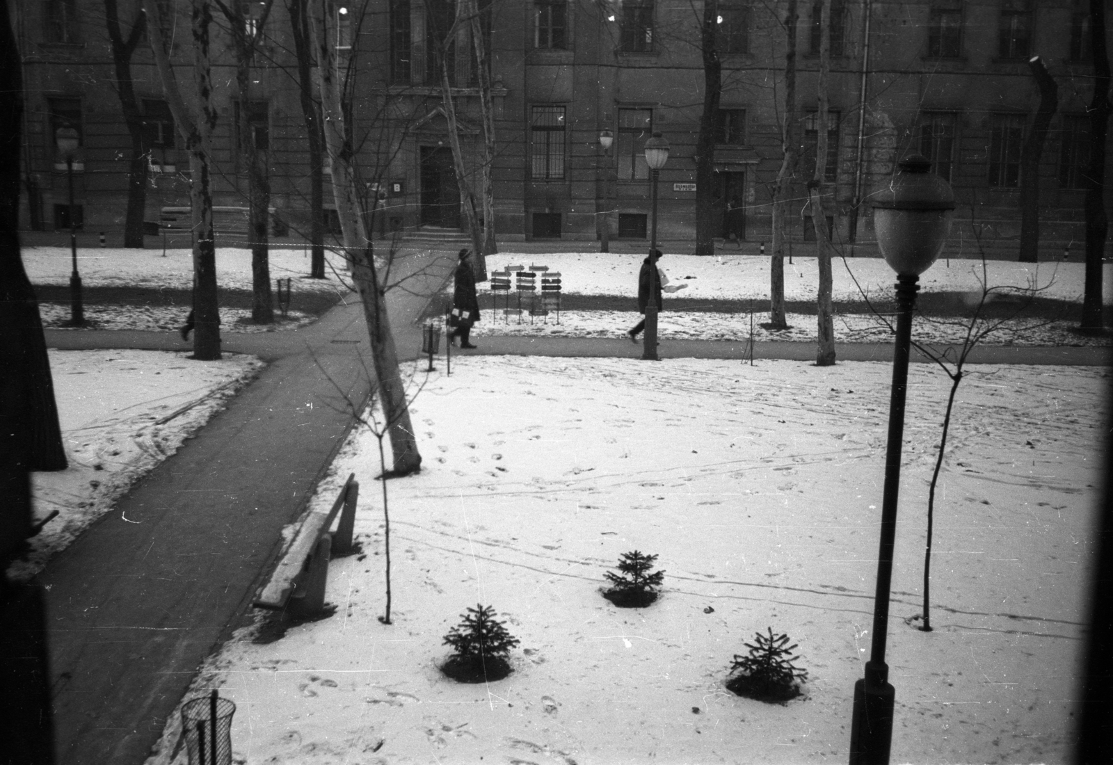 Hungary, Budapest VIII., Üllői út 86., a Heim Pál Gyermekkórház parkja., 1968, Horváth Miklós dr, medical institution, Budapest, Fortepan #129358