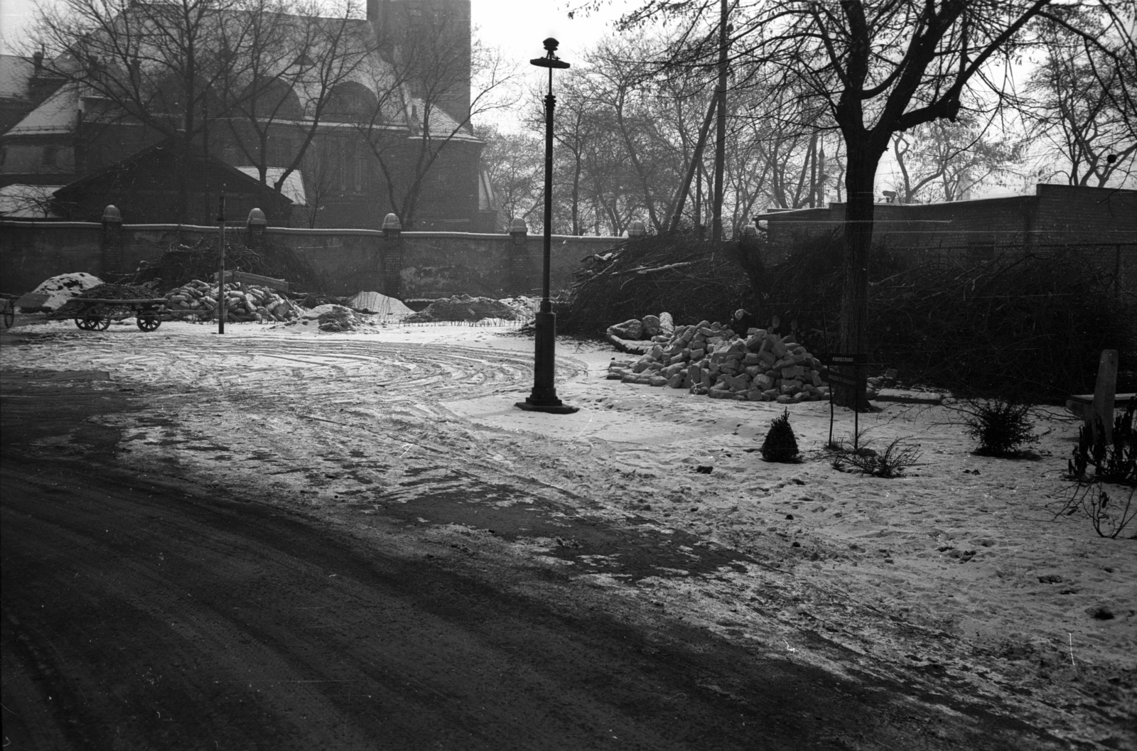 Magyarország, Budapest VIII., Üllői út 86., a Heim Pál Gyermekkórház parkja, a kerítésen túl a Nagyvárad téri református templom., 1968, Horváth Miklós dr, gyógyintézmény, Budapest, Fortepan #129363