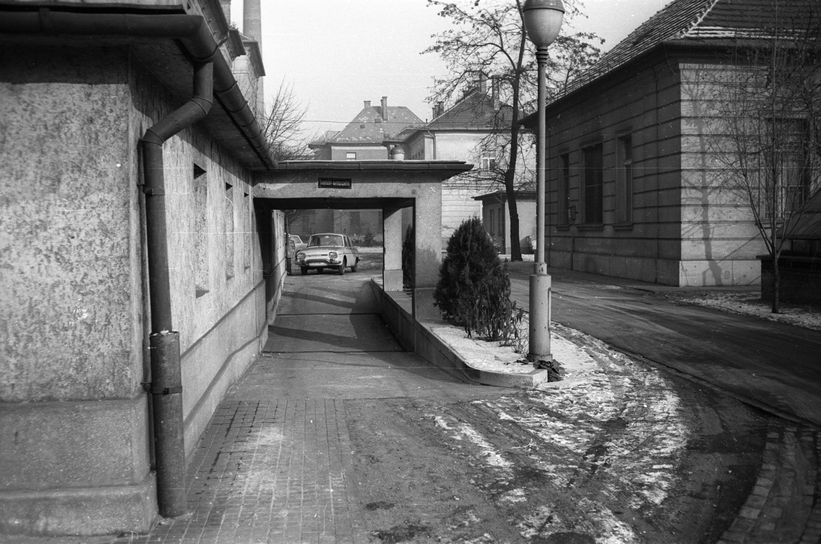 Hungary, Budapest VIII., Üllői út 86., a Heim Pál Gyermekkórház udvara, balra a sebészet betegfelvételének bejárata., 1968, Horváth Miklós dr, medical institution, Budapest, Fortepan #129364