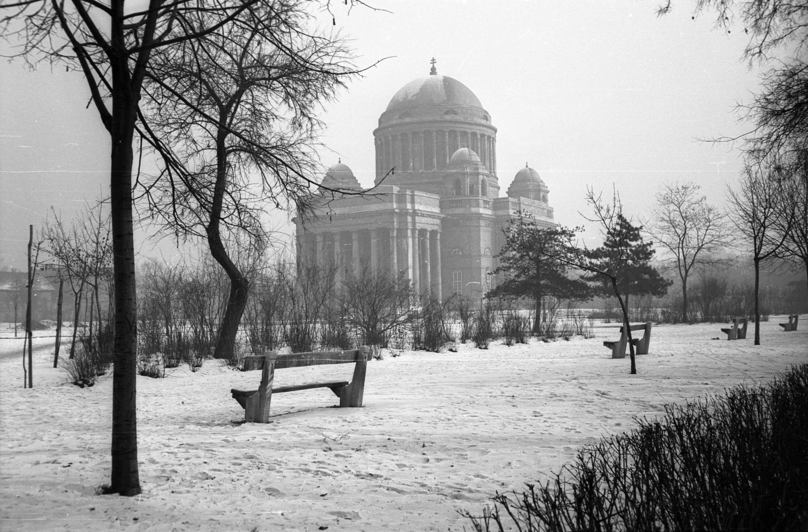 Hungary, Budapest VIII., szemben a Magyarok Nagyasszonya (Rezső) téren a Magyarok Nagyasszonya-templom., 1968, Horváth Miklós dr, Budapest, Fortepan #129366