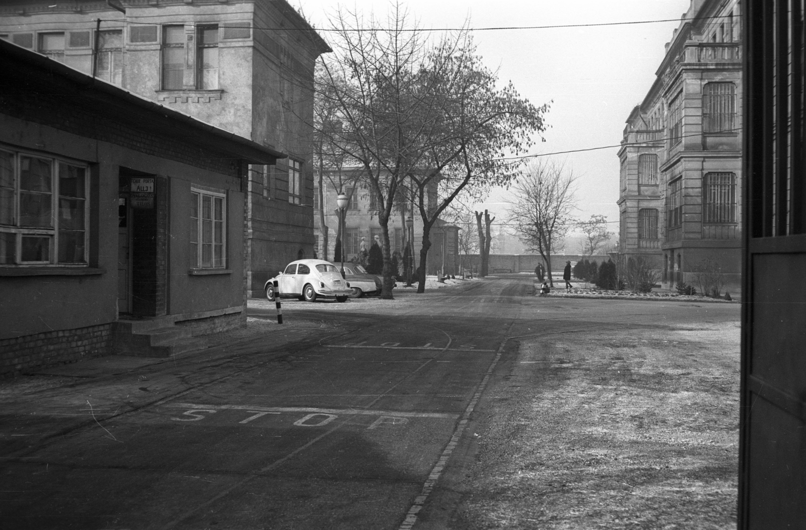 Hungary, Budapest VIII., Üllői út 86., Heim Pál Gyermekkórház udvara., 1968, Horváth Miklós dr, medical institution, Budapest, Volkswagen Beetle, Fortepan #129368