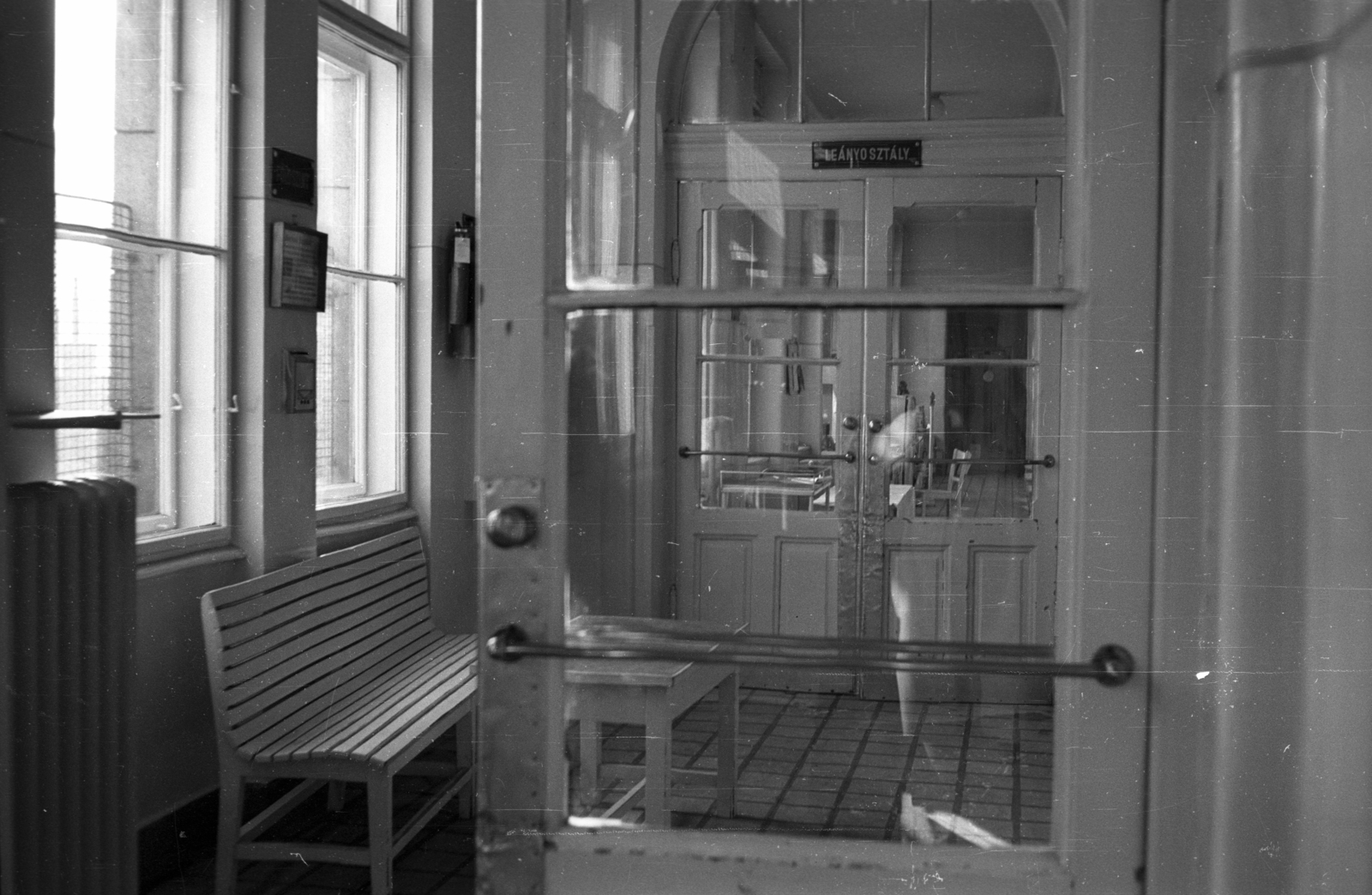 Hungary, Budapest VIII., Üllői út 86., Heim Pál Gyermekkórház., 1968, Horváth Miklós dr, medical institution, bench, Budapest, Fortepan #129369