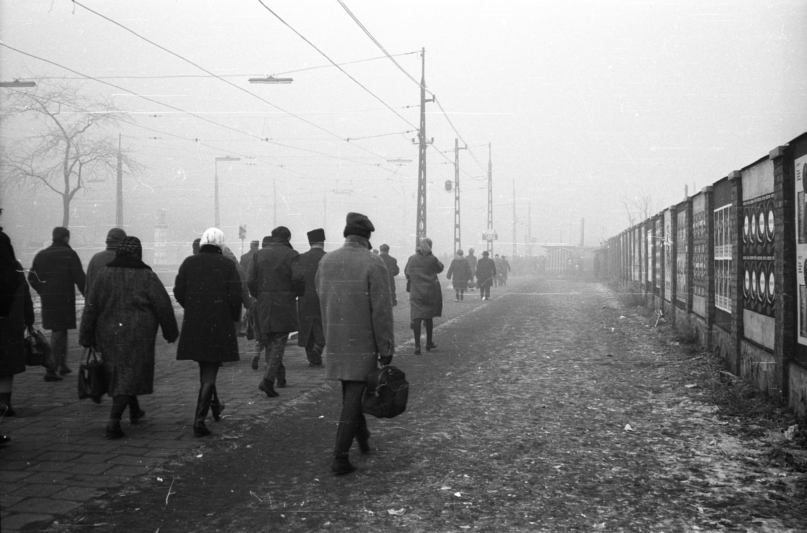 Hungary, Budapest VIII., Üllői út a Heim Pál Gyermekkórház felől a Nagyvárad tér felé nézve. Jobbra az ekkor beépítetlen Üllői út 84. - Orczy út saroktelek téglakerítése., 1968, Horváth Miklós dr, Budapest, Fortepan #129371