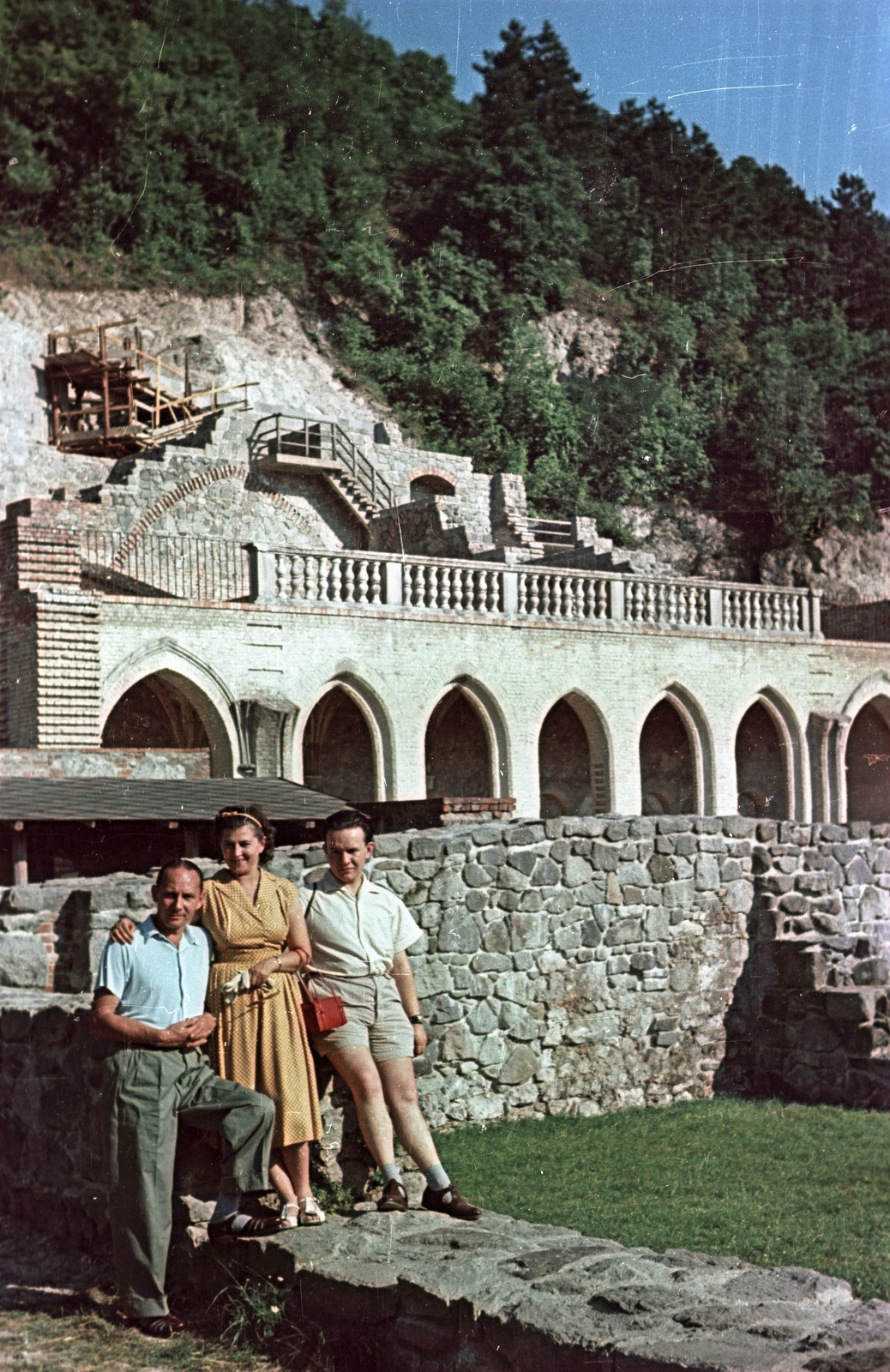 Hungary,Danube Bend, Visegrád, Királyi Palota., 1954, Horváth Miklós dr, tourist, colorful, architectural heritage, Fortepan #129382