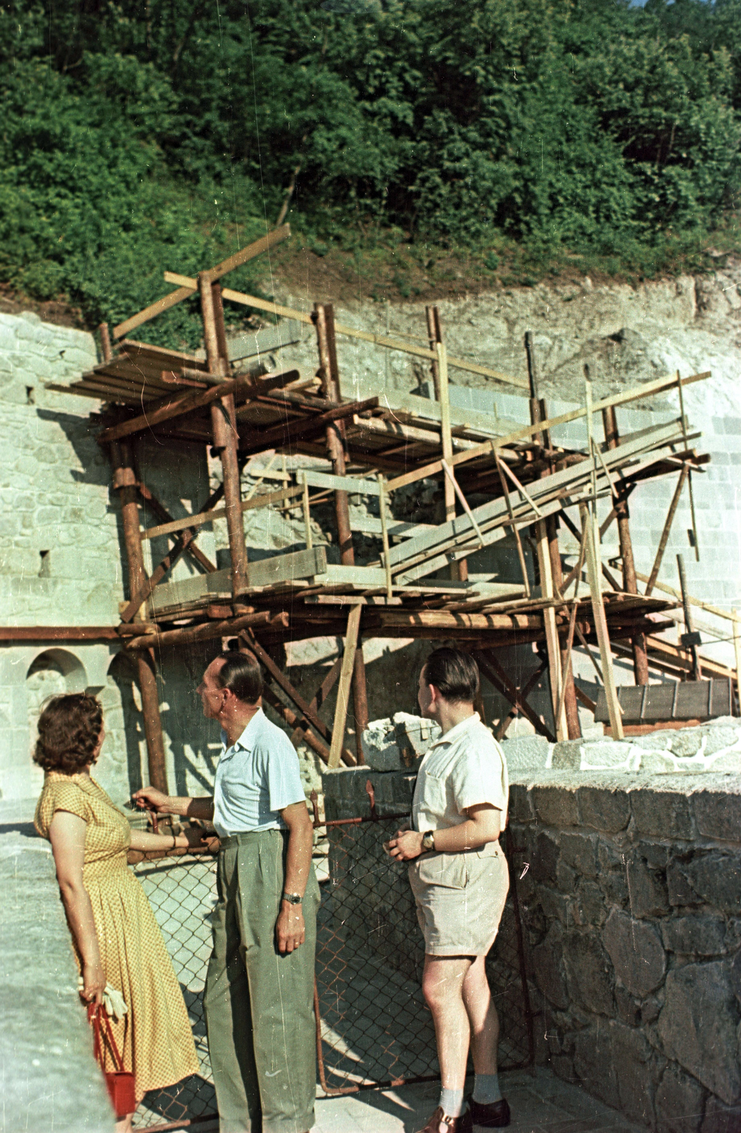 Hungary,Danube Bend, Visegrád, a Királyi Palota romjai., 1954, Horváth Miklós dr, scaffolding, colorful, Fortepan #129385