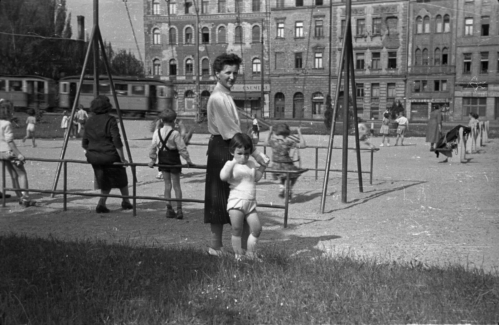 Hungary, Tabán, Budapest I., játszótér a Döbrentei téren, háttérben a Döbrentei utca házsora., 1954, Horváth Miklós dr, playground, Budapest, Fortepan #129388