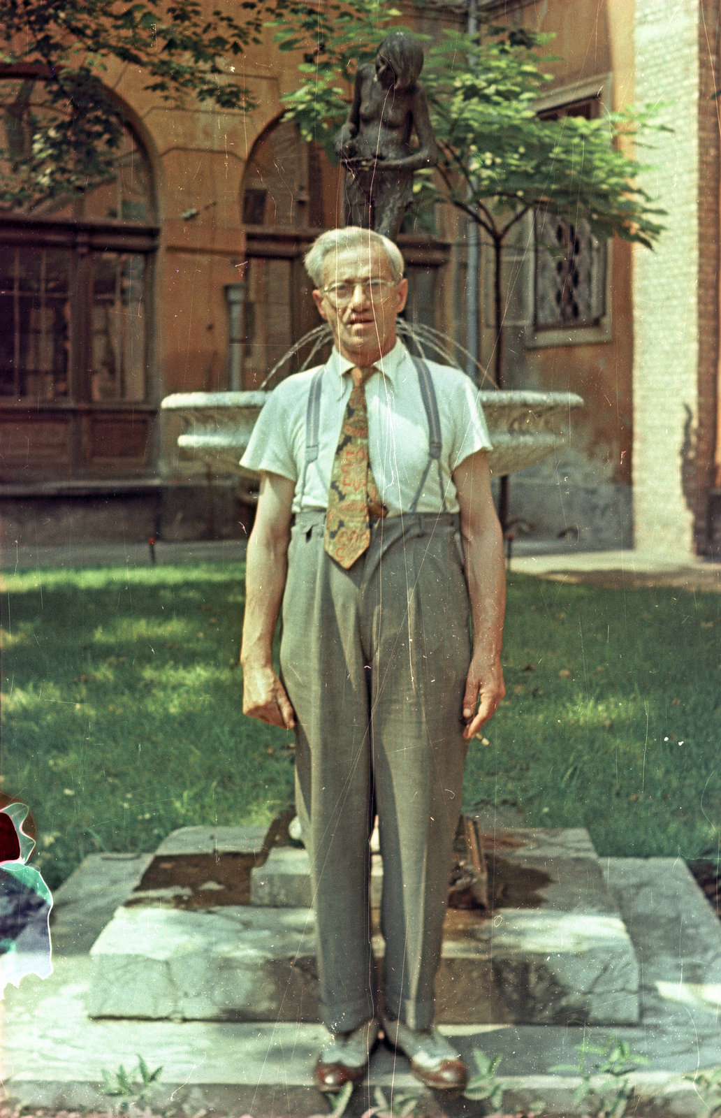 1954, Horváth Miklós dr, színes, díszkút, férfi, nadrágtartó, nyakkendő, cipő, Fortepan #129393