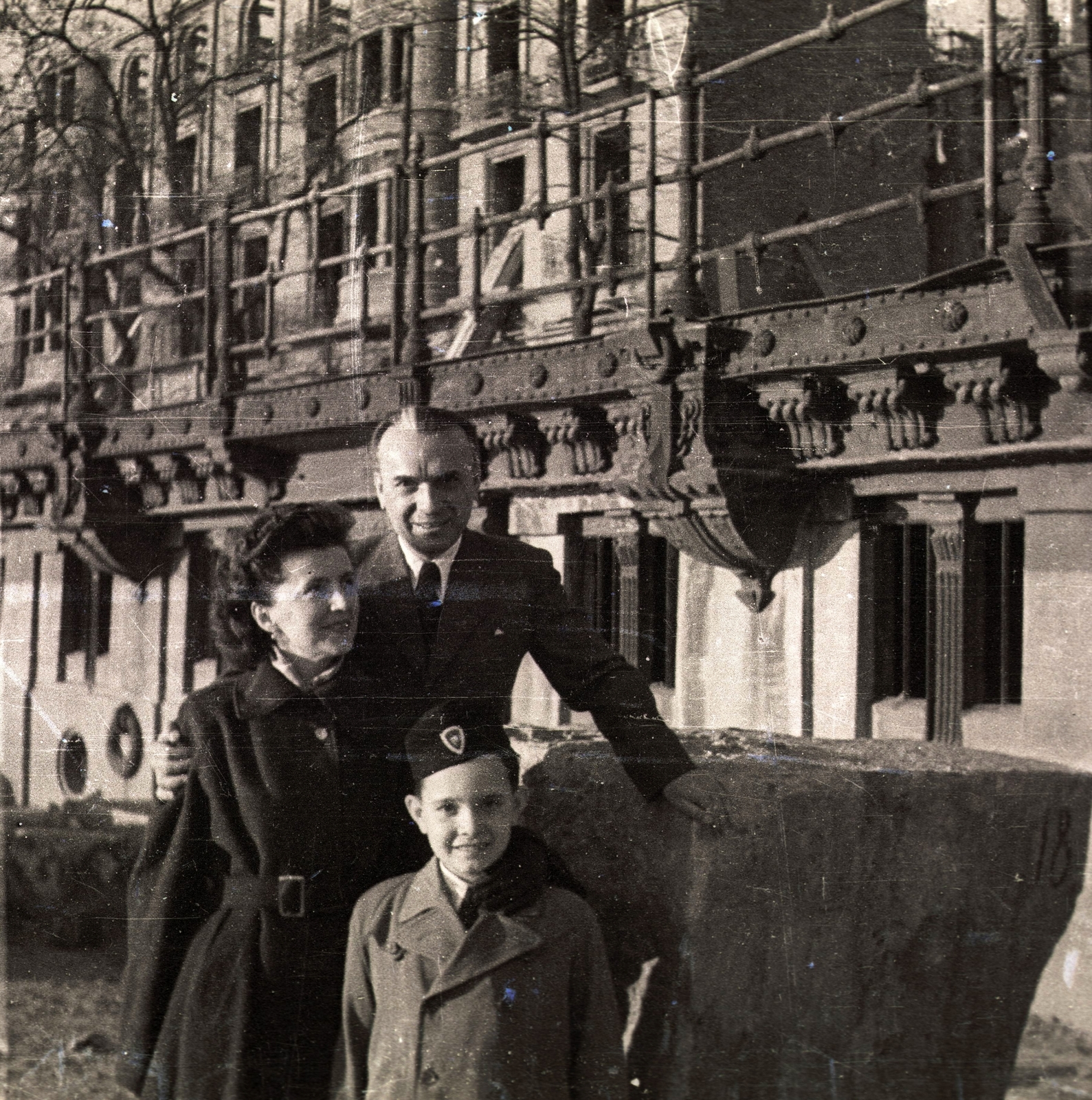 Hungary, Budapest V., pesti alsó rakpart a Dunakorzó alatt, fent a kiégett Dunapalota / Ritz szálló., 1946, Horváth Miklós dr, Budapest, gentleman, lady, railing, coat, kid, "Bocskai" side cap, Fortepan #129395