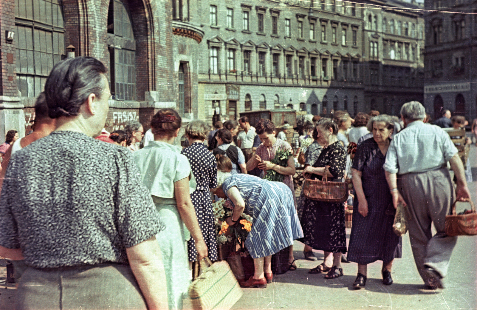 Magyarország, Budapest IX., Csarnok tér, szemben a Gönczy Pál utca, balra a Központi Vásárcsarnok., 1957, Horváth Miklós dr, színes, Budapest, Fortepan #129397