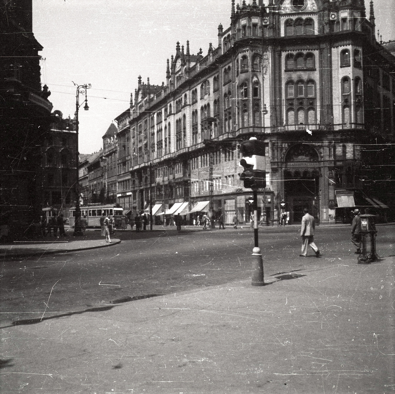 Hungary, Budapest V., Ferenciek tere (Felszabadulás tér) a Belvárosi Ferencesek temploma elöl a Kígyó utca felé nézve., 1953, Horváth Miklós dr, pedestrian, street view, genre painting, signal, tram, lamp post, letter box, Stuka tramway, Budapest, Fortepan #129399