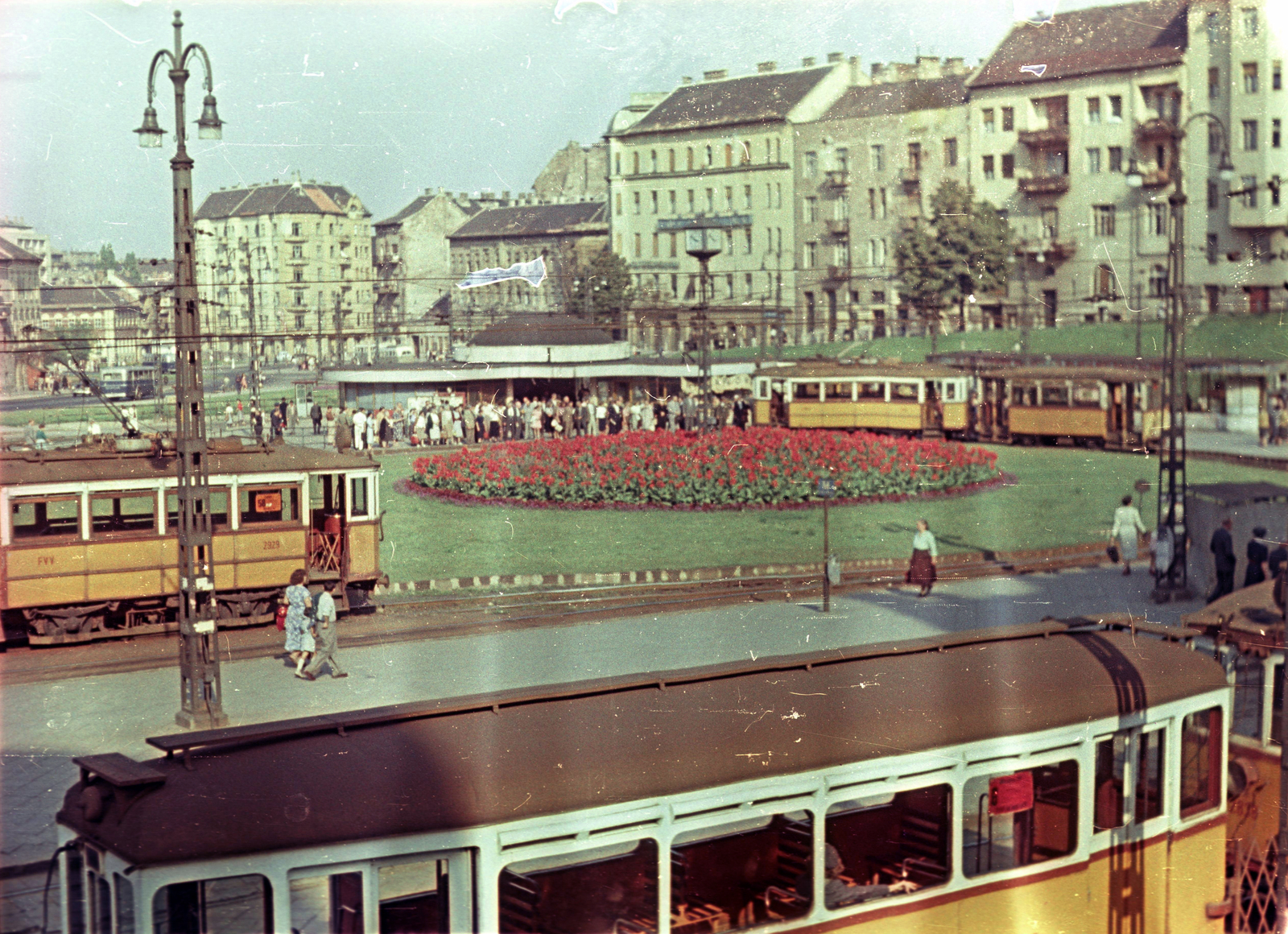 Hungary, Budapest I.,Budapest II., Széll Kálmán (Moszkva) tér, szemben a Vérmező út házsora., 1955, Horváth Miklós dr, colorful, pedestrian, street view, genre painting, tram, lamp post, Budapest, Fortepan #129400