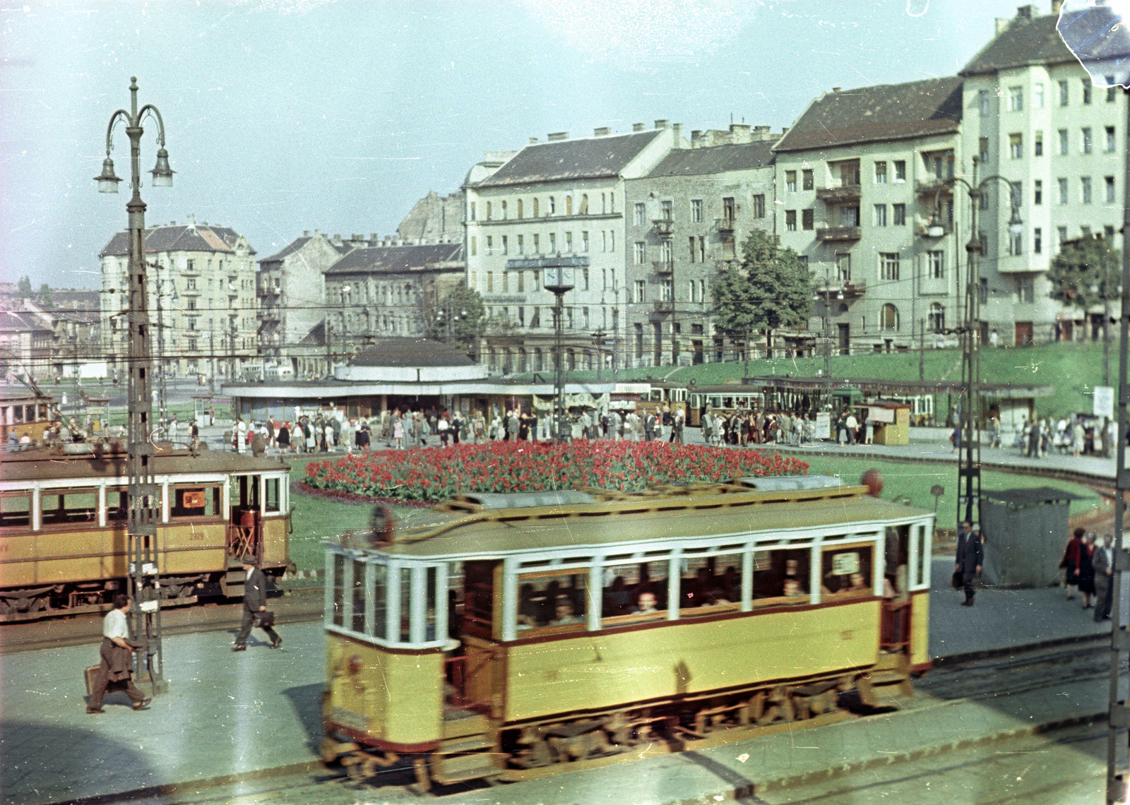 Magyarország, Budapest I.,Budapest II., Széll Kálmán (Moszkva) tér, szemben a Vérmező út házsora., 1955, Horváth Miklós dr, színes, járókelő, utcakép, életkép, villamos, lámpaoszlop, Budapest, Fortepan #129402