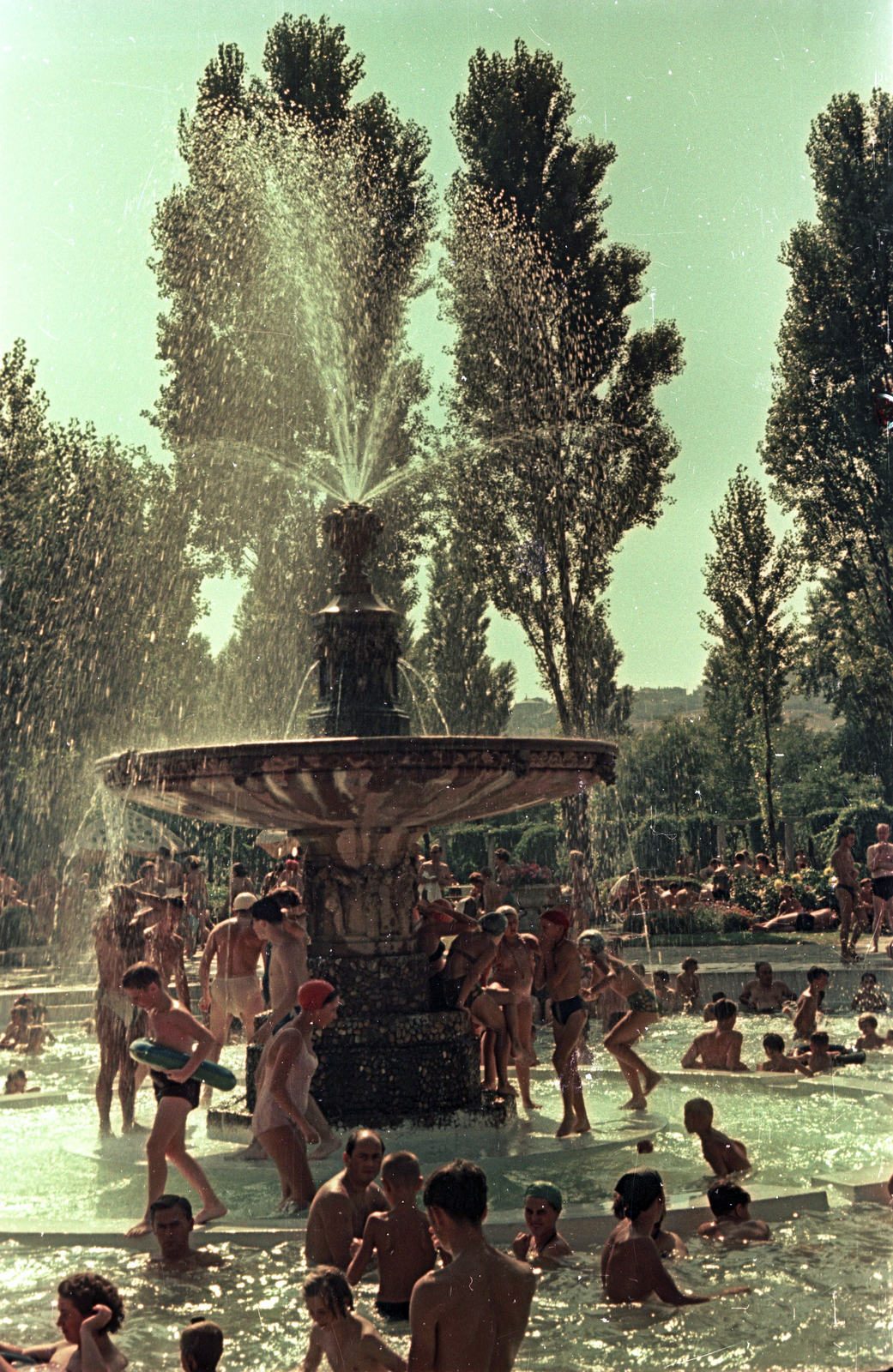 Hungary, Margit Islands, Budapest, Palatinus Strandfürdő., 1953, Horváth Miklós dr, pool, bathing suit, colorful, fountain, genre painting, swim belt, Fortepan #129403