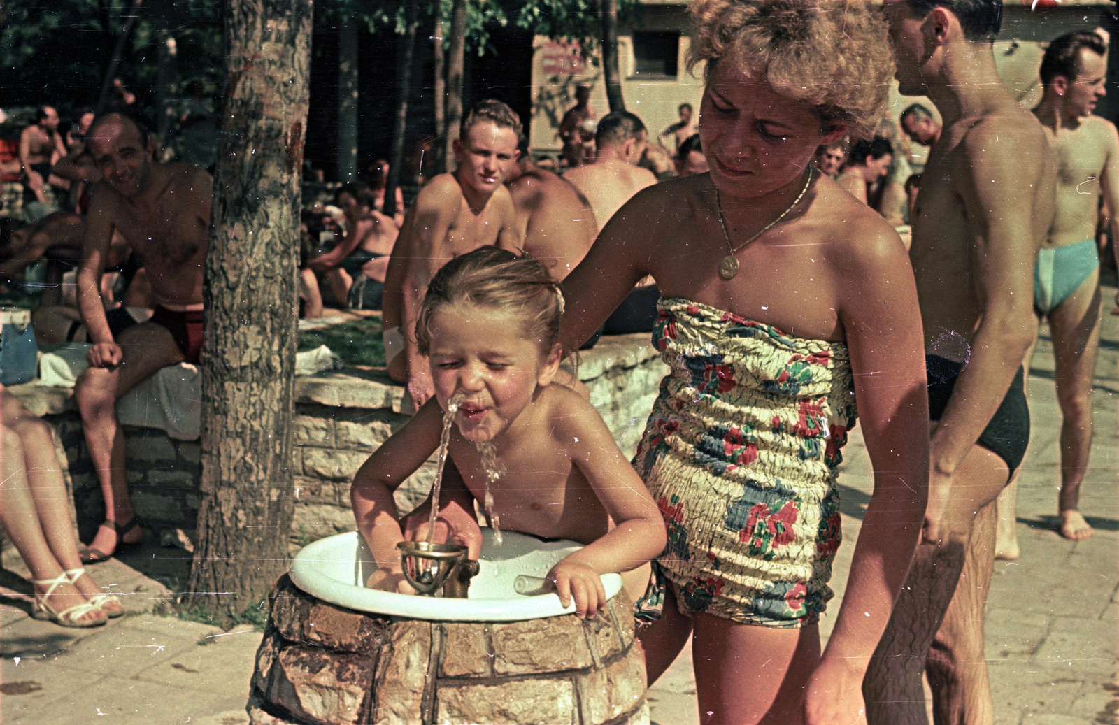 Hungary, Margit Islands, Budapest, Palatinus Strandfürdő., 1953, Horváth Miklós dr, bathing suit, colorful, genre painting, kid, tap, drinking fountain, slip, Fortepan #129408