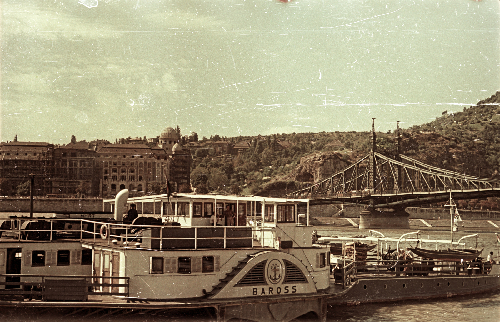 Hungary, Budapest IX., a Baross dízel-elektromos lapátkerekes vontatóhajó a Matróz csárda előtt a Dunán. Jobbra a Szabadság híd., 1955, Horváth Miklós dr, Baross ship, Budapest, Fortepan #129413