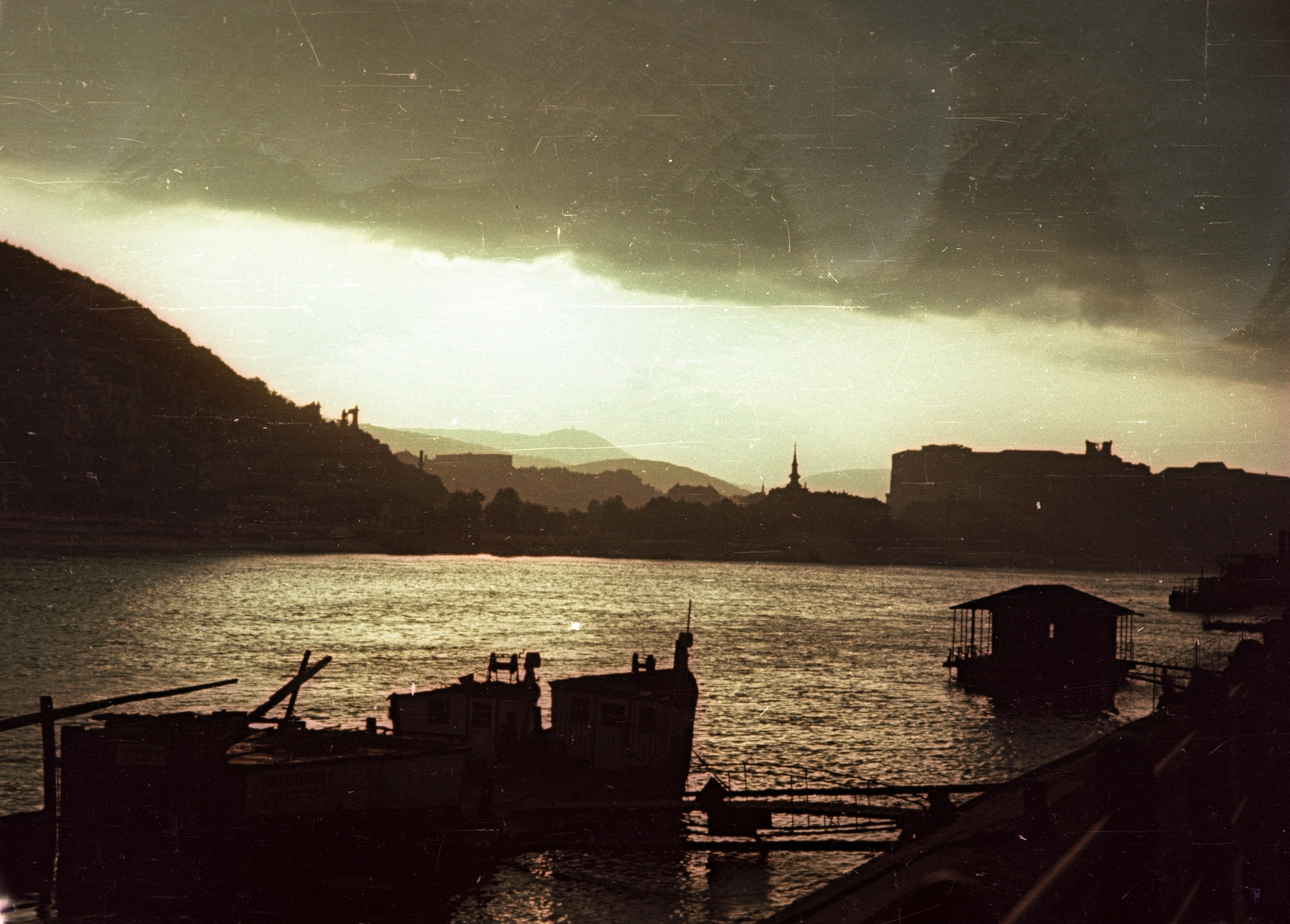 Hungary, Budapest V., pesti alsó rakpart a Szabadság híd pesti hídfőjénél, szemben a Tabán és a Királyi Palota (később Budavári Palota). Előtérben haltároló bárkák a Dunán., 1955, Horváth Miklós dr, colorful, Budapest, Fortepan #129419