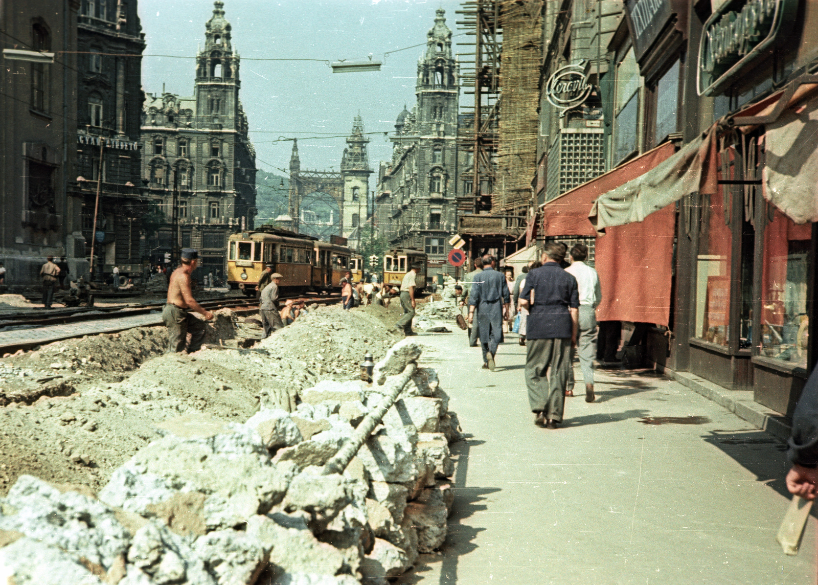 Hungary, Budapest V., Kossuth Lajos utca a Ferenciek tere (Felszabadulás tér) felé nézve, jobbra a Városház utca sarok., 1955, Horváth Miklós dr, colorful, construction, tram, Budapest, Fortepan #129421