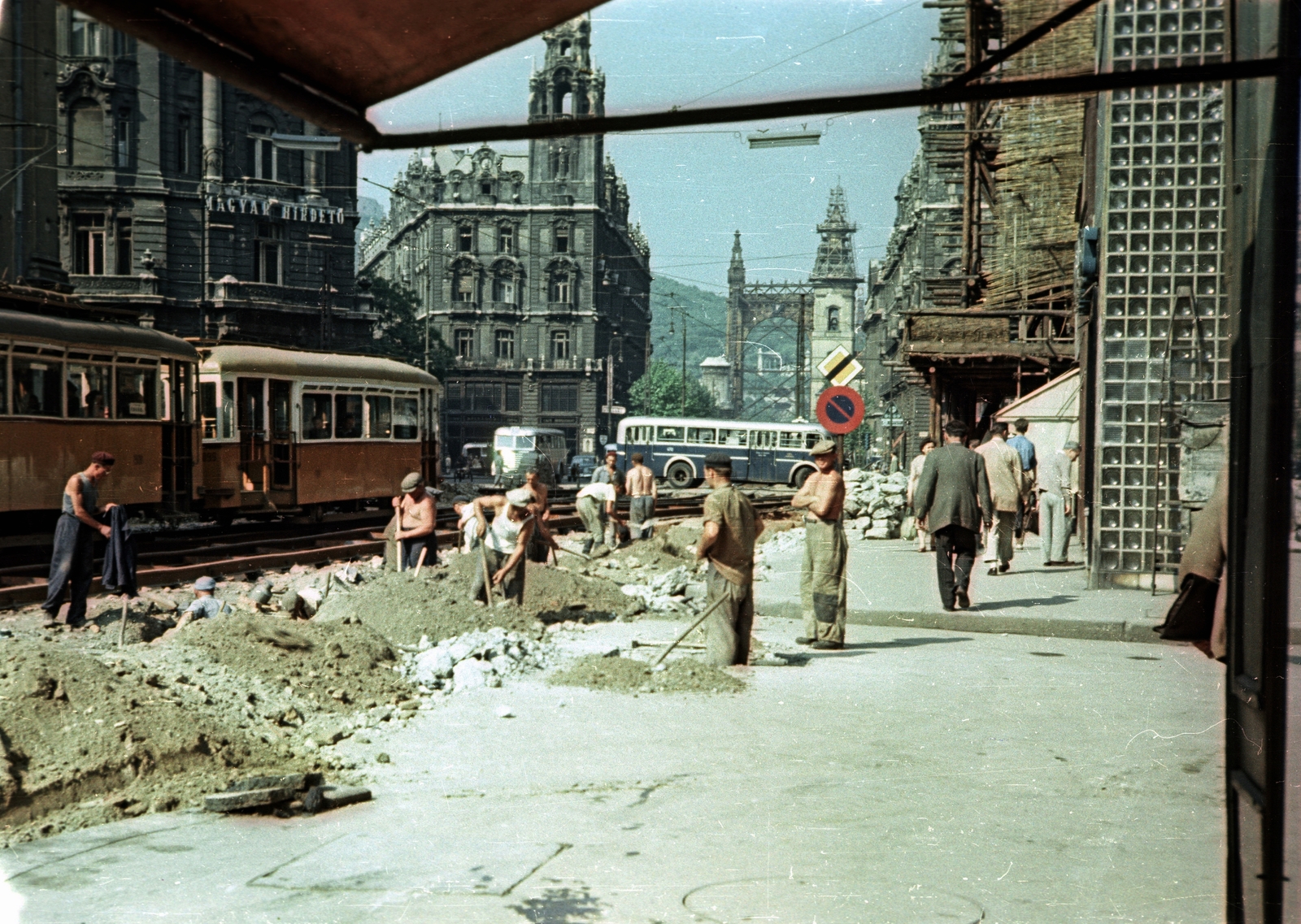 Hungary, Budapest V., Kossuth Lajos utca a Városház utca saroktól a Ferenciek tere (Felszabadulás tér) felé nézve., 1955, Horváth Miklós dr, colorful, bus, construction, tram, Trailer car, Budapest, Fortepan #129422