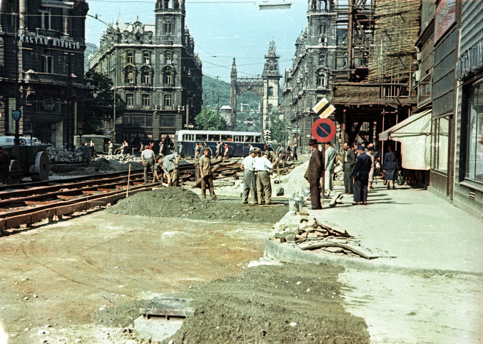 Hungary, Budapest V., Kossuth Lajos utca a Városház utca saroktól a Ferenciek tere (Felszabadulás tér) felé nézve., 1955, Horváth Miklós dr, colorful, bus, construction, Budapest, Fortepan #129425