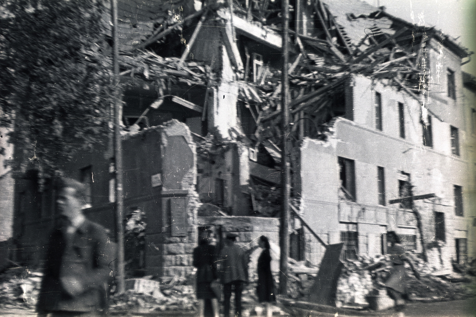 Hungary, Budapest XIII., Mór utca - Szent László út sarok., 1945, Horváth Miklós dr, Budapest, war damage, damaged building, pedestrian, Fortepan #129440