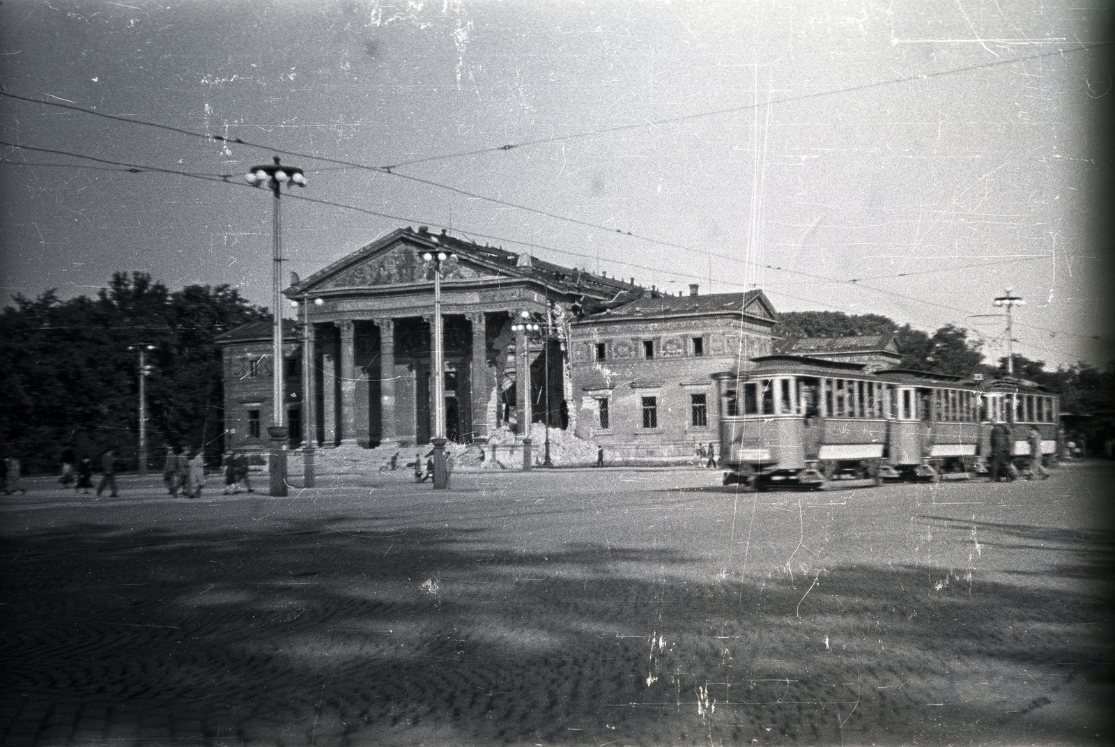 Magyarország, Budapest XIV., Hősök tere, Műcsarnok., 1945, Horváth Miklós dr, villamos, Budapest, lámpaoszlop, Fortepan #129441