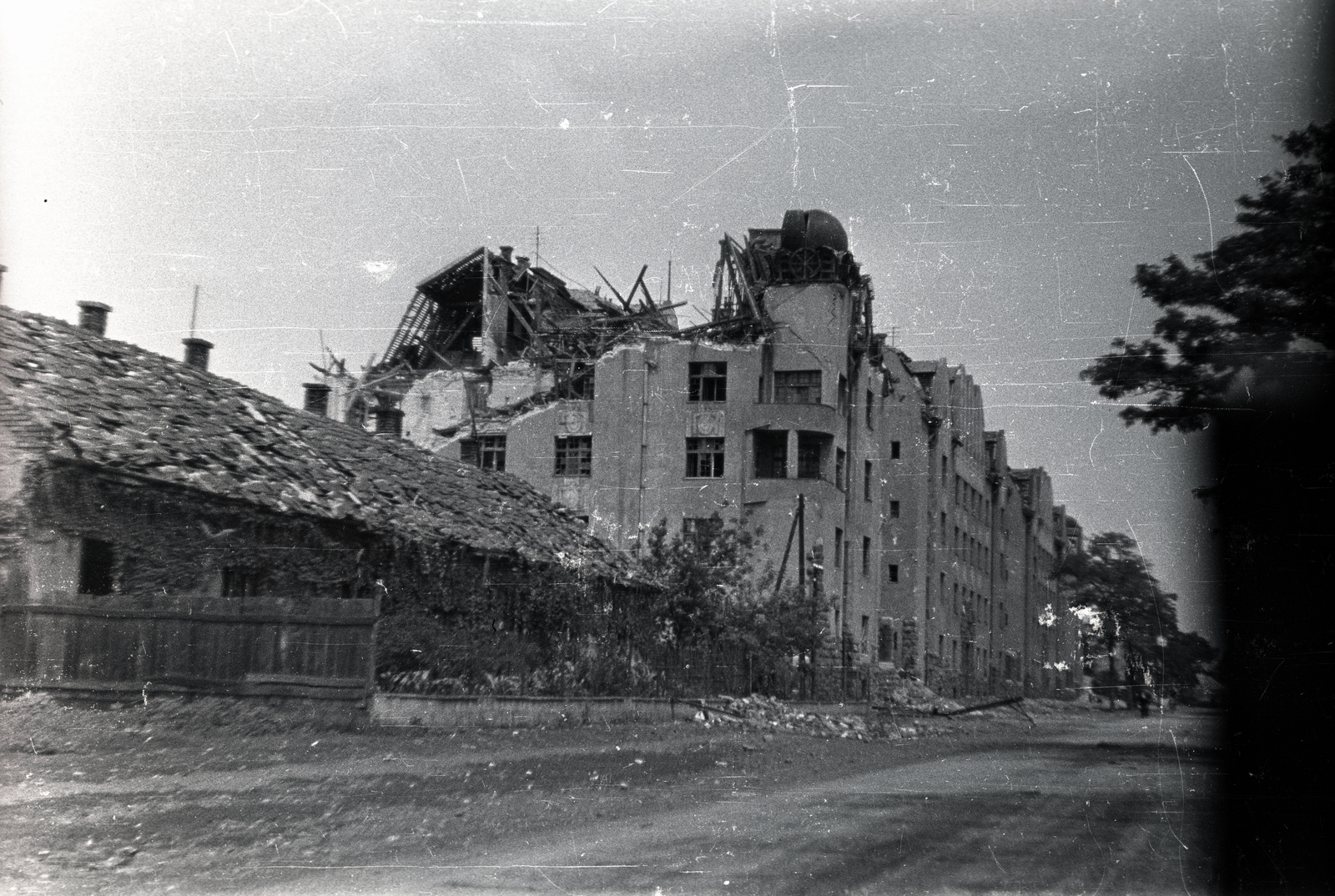 Hungary, Budapest XIII., Tatai utca, a Rokolya (Máglya) utca kereszteződédsén túl balra a Szent László út 133-143. számú tömb, a MÁV tisztviselőtelep romos házai., 1945, Horváth Miklós dr, Budapest, war damage, damaged building, Fortepan #129443