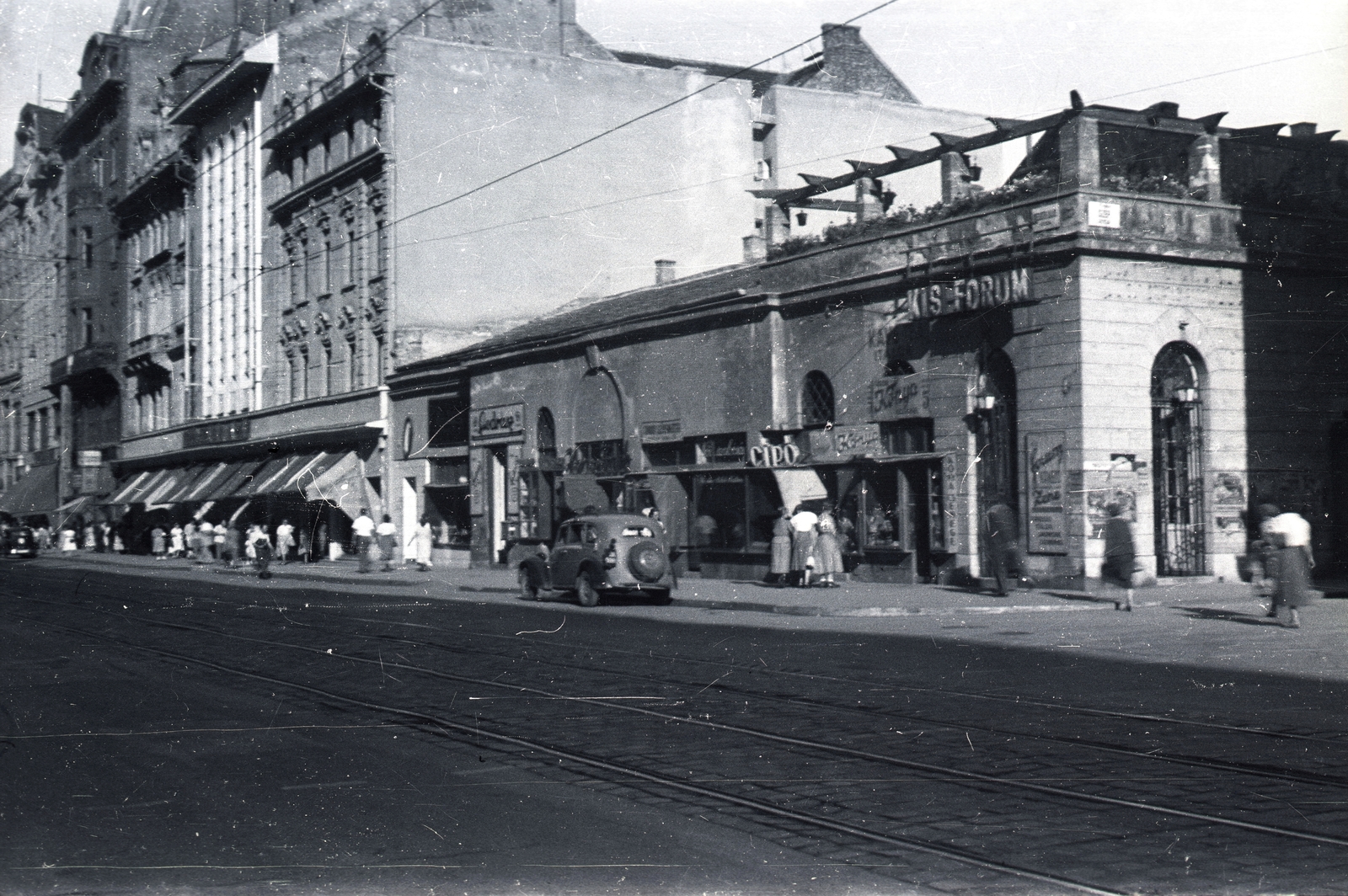 Hungary, Budapest V., Kossuth Lajos utca az Astoria felé nézve, jobbra a Szép utca sarok., 1948, Horváth Miklós dr, sign-board, pedestrian, street view, genre painting, espresso, taxicab, hairdresser, street name sign, Budapest, Fortepan #129446
