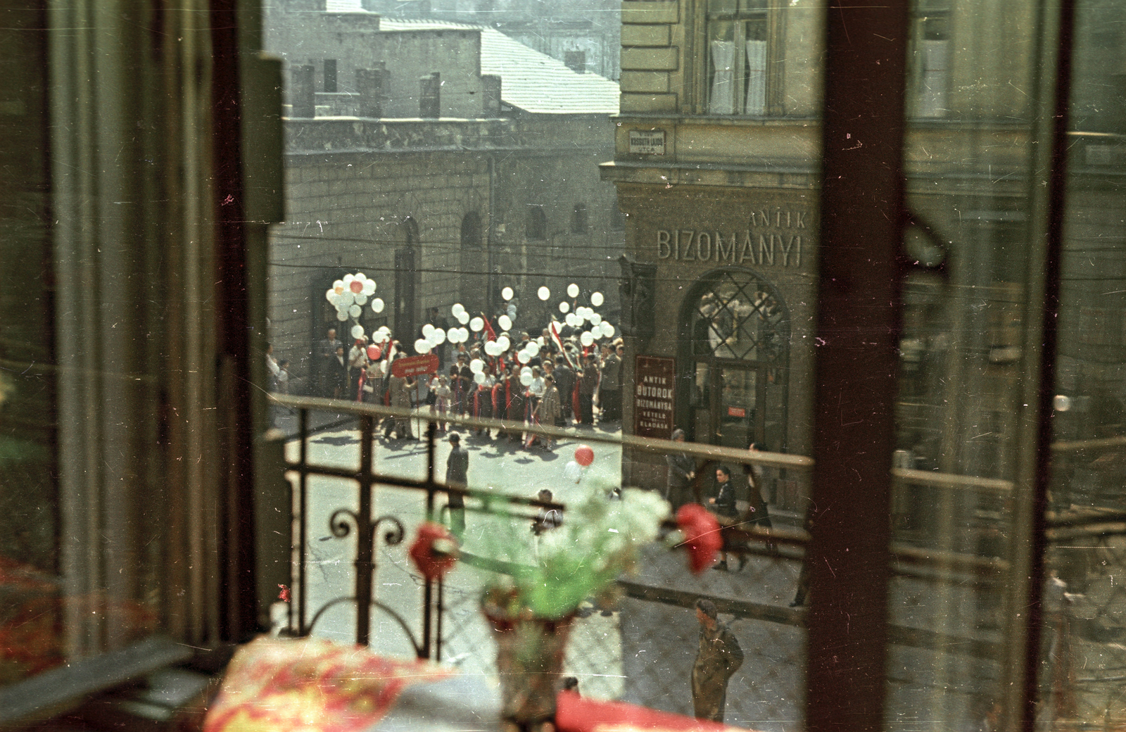 Hungary, Budapest V., Kossuth Lajos utca a 6-os szám I. emeletéről nézve, szemben a Szép utcában május 1-i felvonulók., 1955, Horváth Miklós dr, Budapest, colorful, baloon, Fortepan #129450