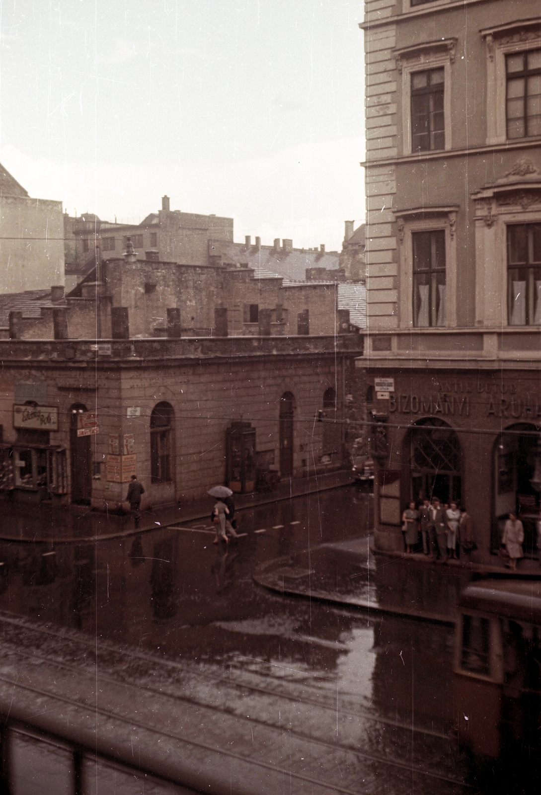 Hungary, Budapest V., Kossuth Lajos utca a 6-os szám I. emeletéről nézve, szemben a Szép utca., 1956, Horváth Miklós dr, colorful, Budapest, intersection, street name sign, rain, Fortepan #129460