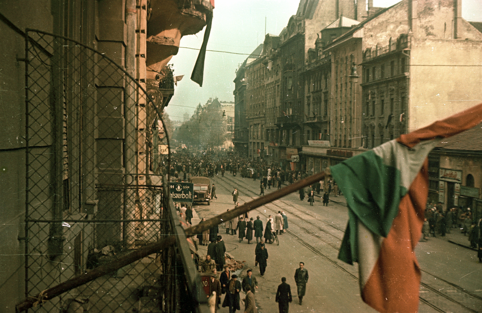 Hungary, Budapest V., Kossuth Lajos utca a 6-os számú ház első emeleti erkélyéről az Astoria kereszteződés felé nézve., 1956, Horváth Miklós dr, colorful, revolution, Budapest, hairdresser, clockmaker, mass, flag, perfume store, Fortepan #129464