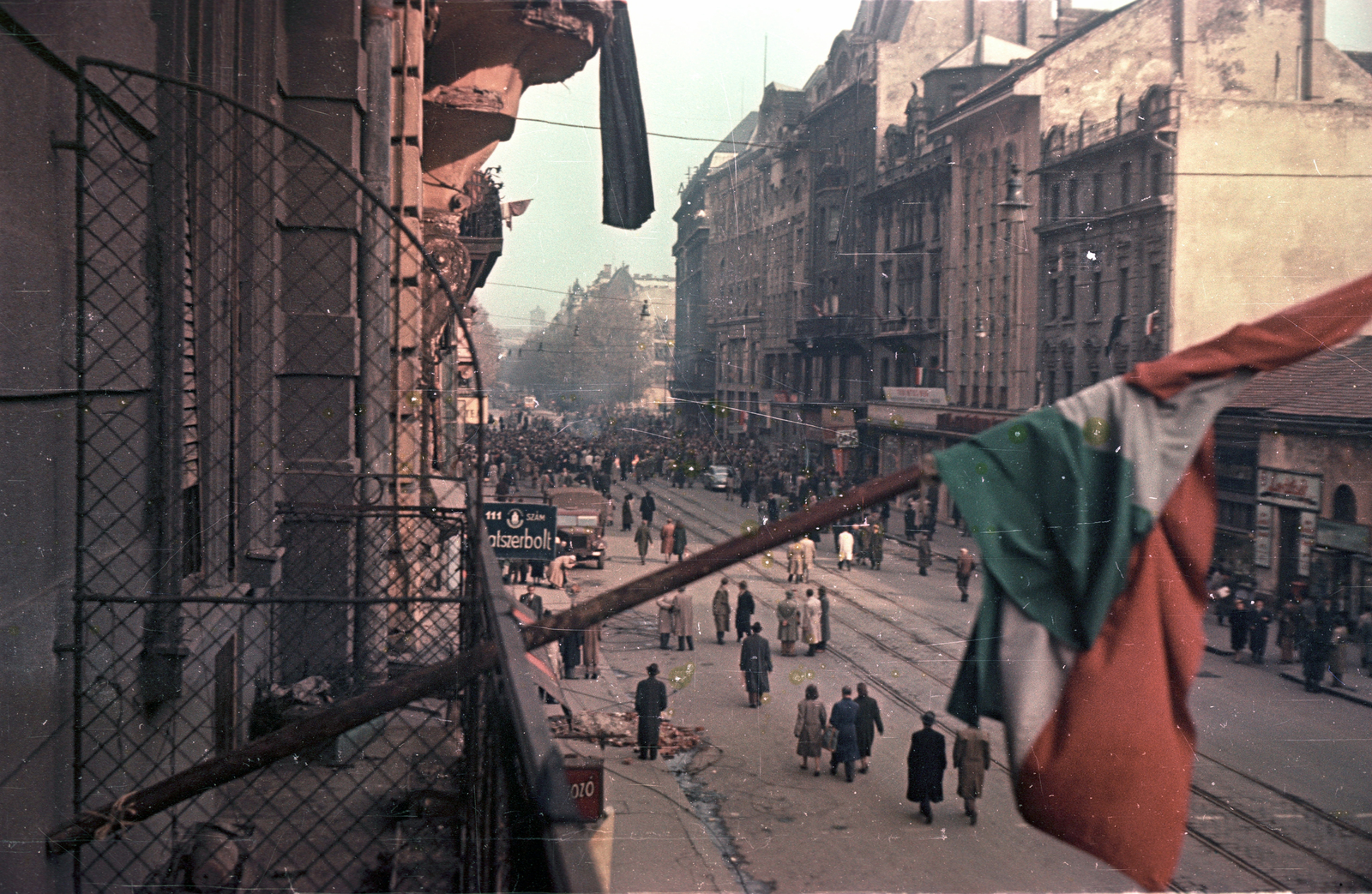 Hungary, Budapest V., Kossuth Lajos utca a 6-os számú ház első emeleti erkélyéről az Astoria kereszteződés felé nézve., 1956, Horváth Miklós dr, colorful, revolution, Budapest, Fortepan #129465