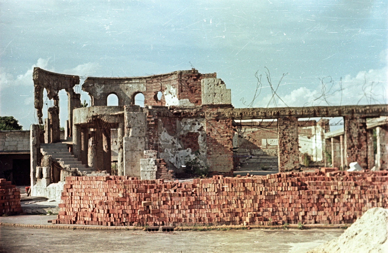 Hungary, Budapest XII., Farkasréti temető, a lerombolt Keresztes Szent János-temetőkápolna., 1950, Horváth Miklós dr, Budapest, war damage, brick, Fortepan #129471
