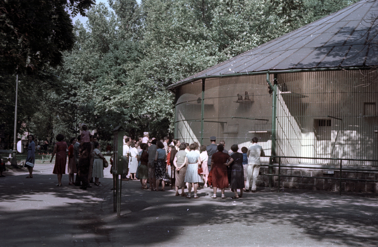 Hungary, Zoo, Budapest XIV., Majomház., 1958, Horváth Miklós dr, Budapest, colorful, visitors, Fortepan #129497