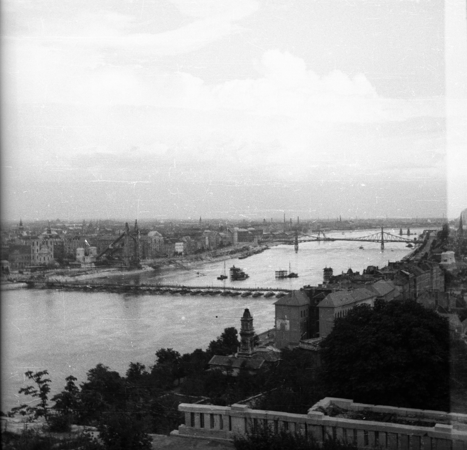 Hungary, Budapest I., kilátás a Királyi Palota (később Budavári Palota) Savoyai teraszáról. Előtérben a Petőfi (Böske) pontonhíd, távolabb a lerombolt Erzsébet híd pesti hídfője, majd a Szabadság híd., 1946, Horváth Miklós dr, Budapest, picture, temporary bridge, Fortepan #129503