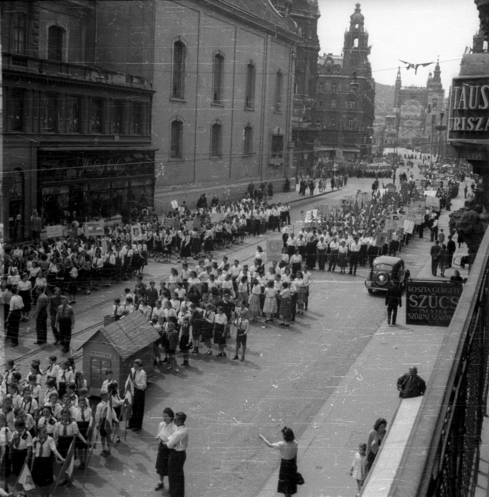 Hungary, Budapest V., Kossuth Lajos utca a Ferenciek tere (Felszabadulás tér) felé nézve., 1955, Horváth Miklós dr, Budapest, decoration, street view, march, school uniform, Fortepan #129506