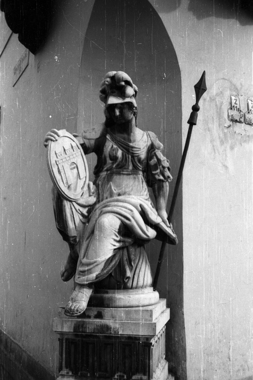 Magyarország, budai Vár, Budapest I., Szentháromság utca - Tárnok utca sarok, Pallasz Athéné szobra (másolat) a régi budai városháza épületén., 1970, Horváth Miklós dr, Budapest, Fortepan #129507