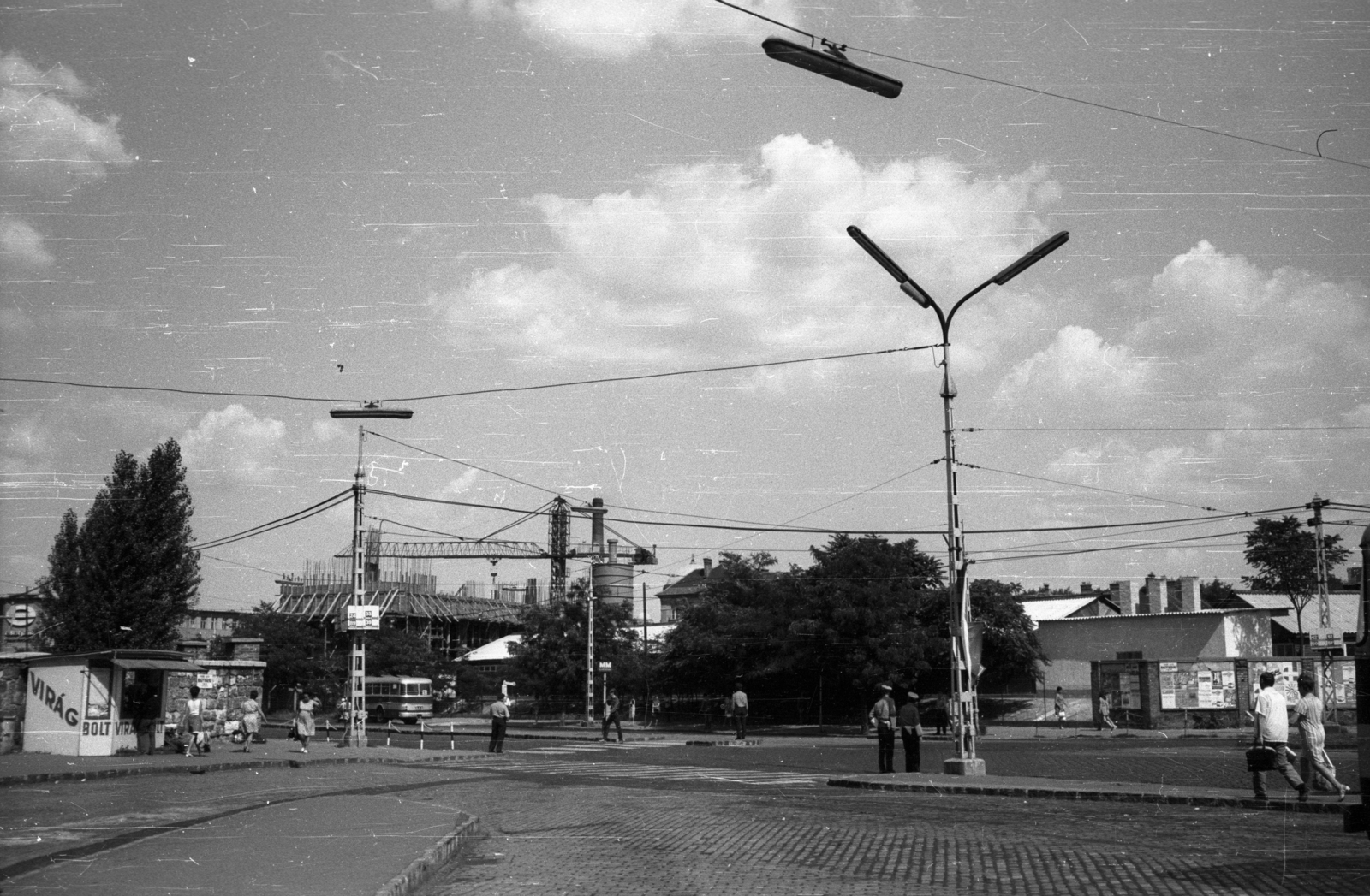 Magyarország, Budapest VIII., Nagyvárad tér, buszvégállomás. Háttérben a SOTE (később Semmelweis Egyetem) Elméleti Tömbjének az építkezése, mögötte a Május 1 Ruhagyár épülete., 1970, Horváth Miklós dr, Budapest, Fortepan #129508