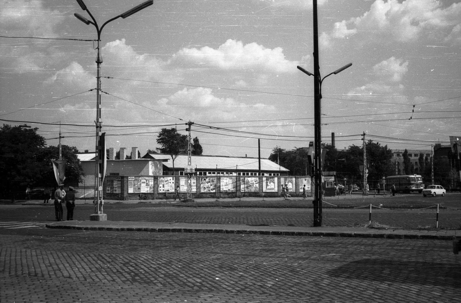 Magyarország, Budapest VIII., Nagyvárad tér, a felvétel a buszvégállomásnál készült. A háttérben jobbra a Közegészségügyi Intézet és a Szent István Kórház főépületének részlete látszik., 1970, Horváth Miklós dr, Ikarus 620/630, Fiat 850, Budapest, Fortepan #129509