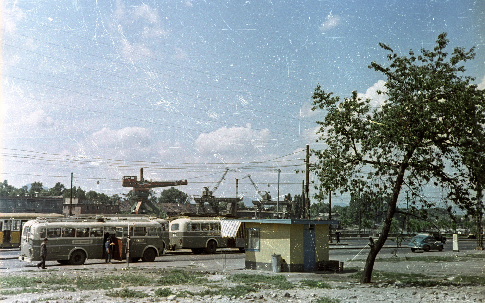 Hungary, Budapest IV., Váci út, szemben Újpesti-öböl és a Népszigeten a MAHART hajójavító., 1963, Horváth Miklós dr, bus, shipbuilding industry, Budapest, Fortepan #129516