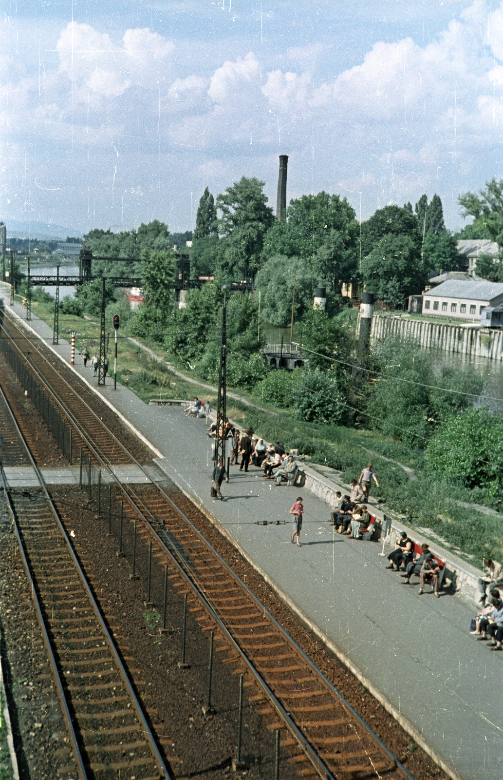 Hungary, Budapest III., a HÉV megállója az Árpád hídról nézve, jobbra a Hajógyári-sziget., 1963, Horváth Miklós dr, Budapest, Fortepan #129531